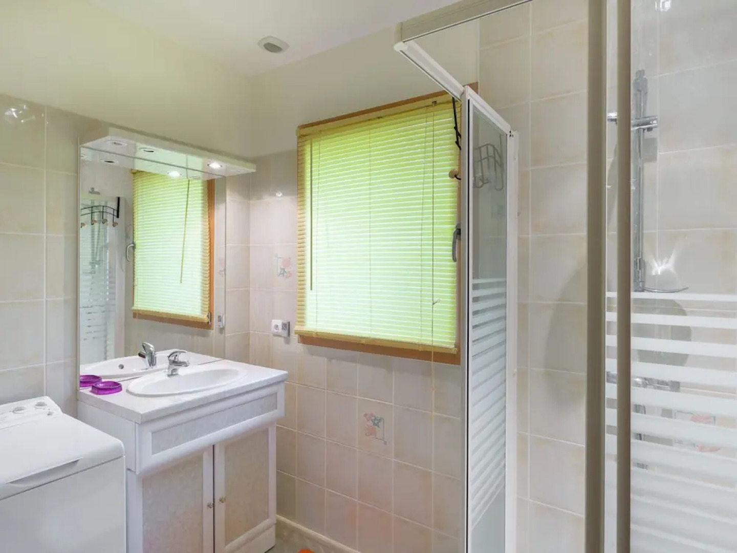 Spacious Villa in Concarneau with Swimming Pool