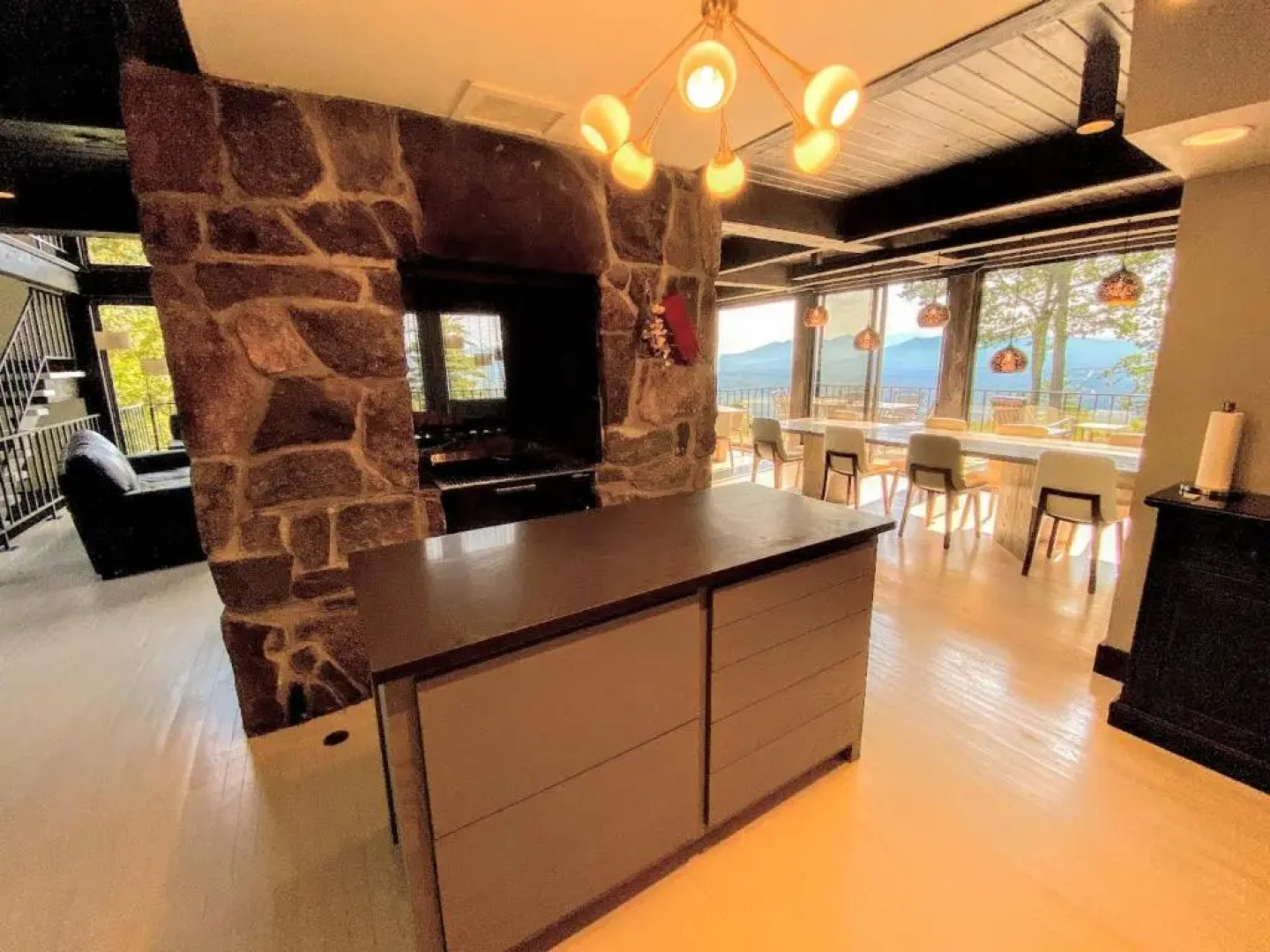 RL Breathtaking views and grand unique style, private mountain retreat 4WD recommended