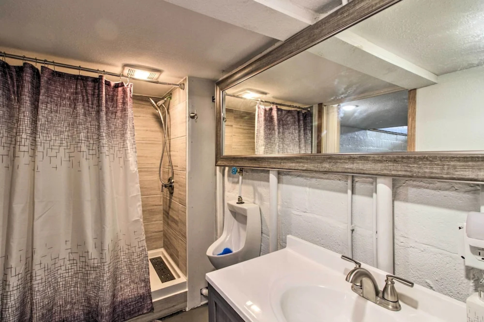 Cozy Getaway: 5 Miles to Duluth & Lake Superior!