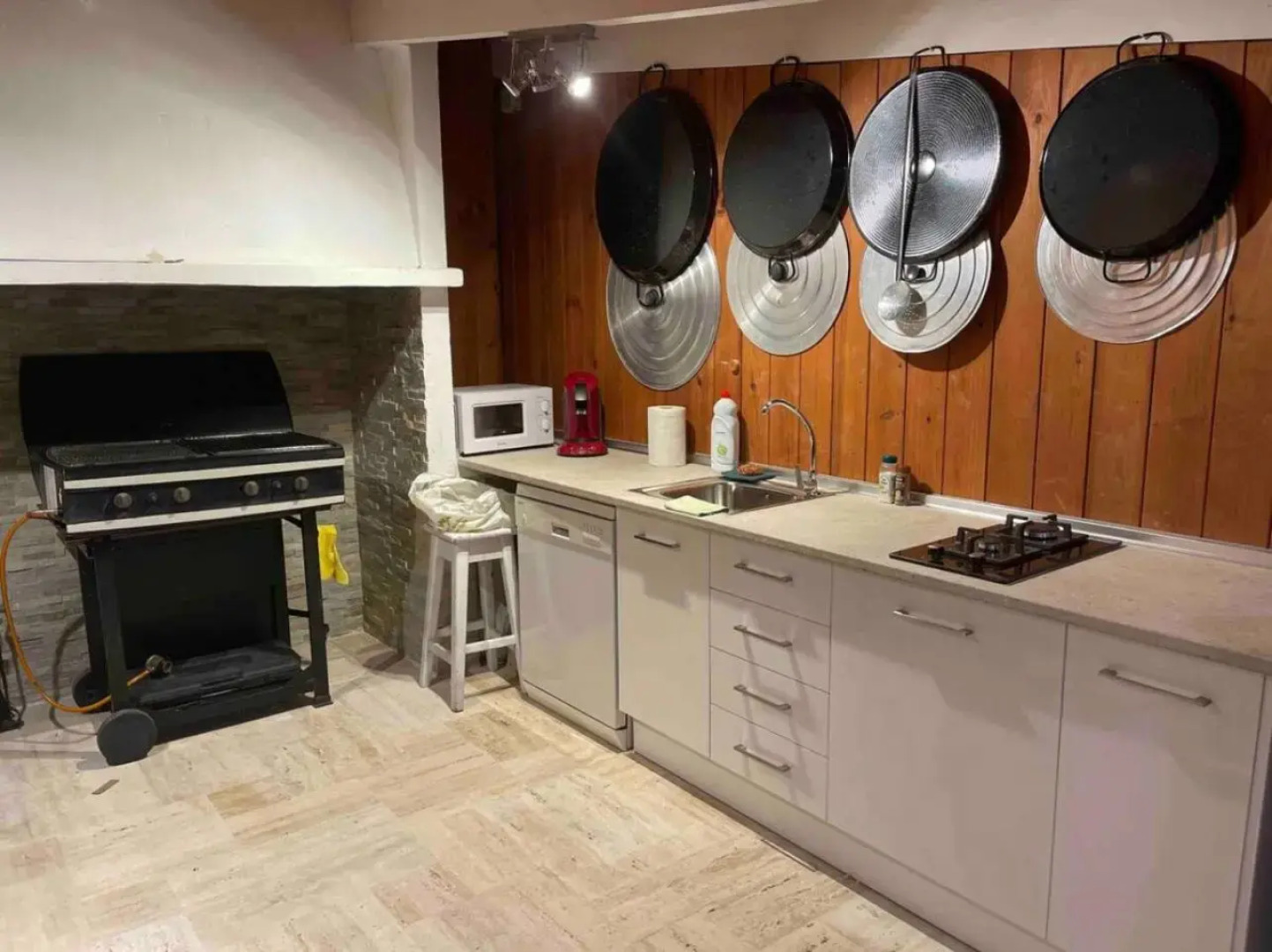 Habitación con cama extra doble más sofa cama apta hasta para 4 personas con baño privado