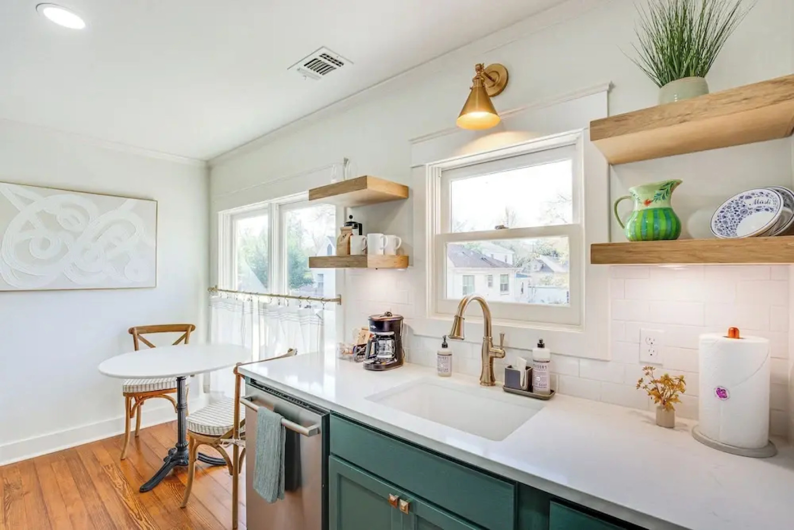 2 Mi to Tyler Rose Garden: Vibrant Apartment!