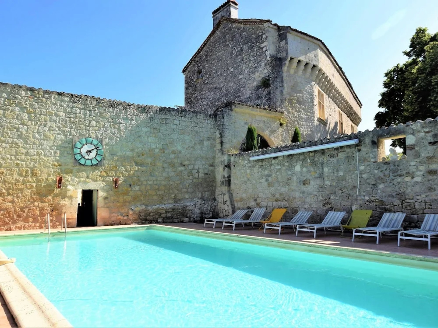 Authentic Castle in Bon-Encontre with Open Kitchen
