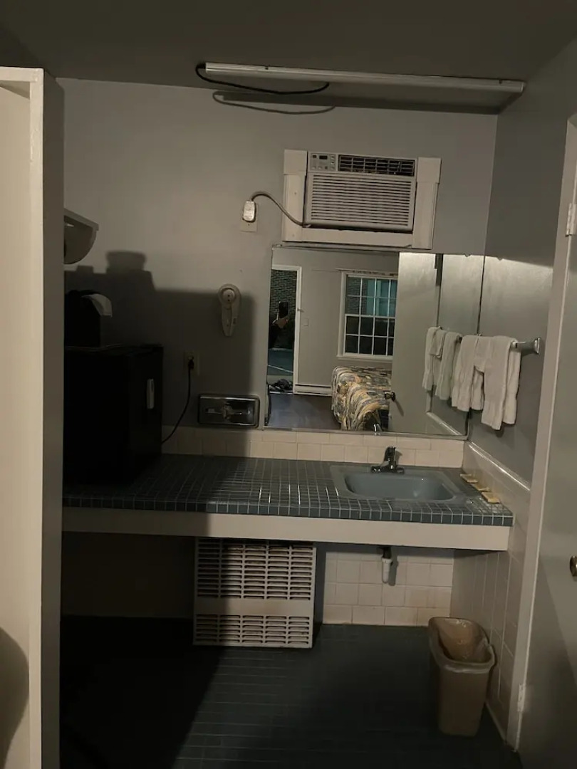 Budget Host Three Crowns Motor Lodge