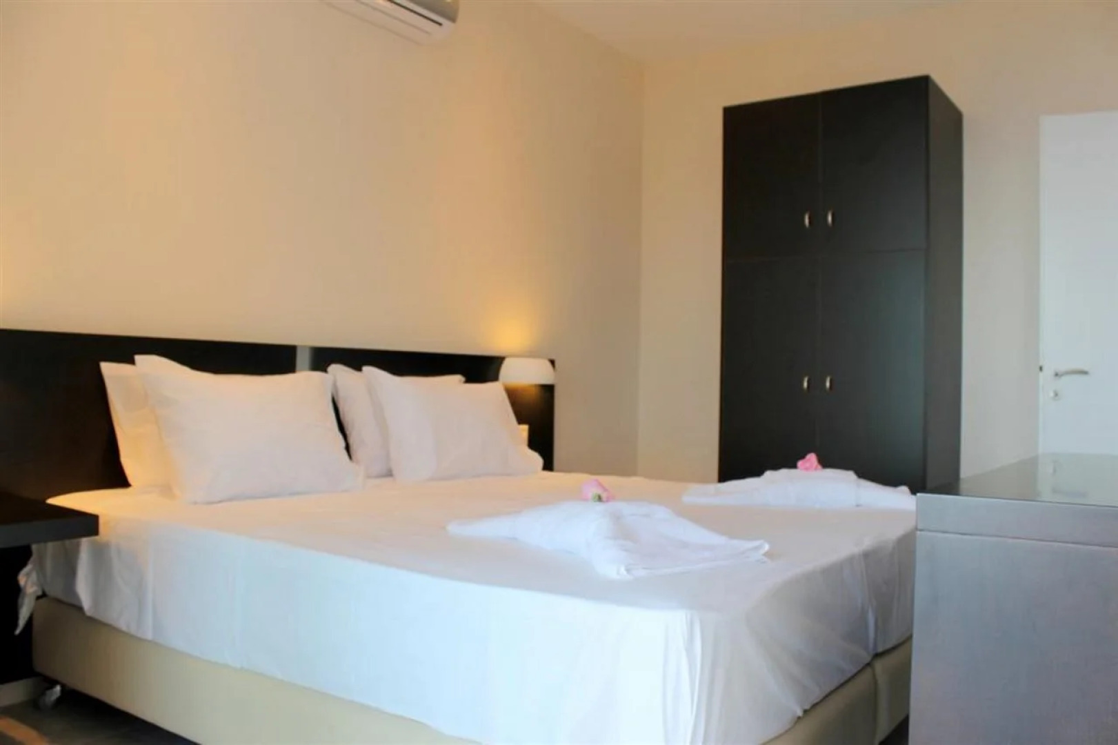 Lido Paradise Apartments