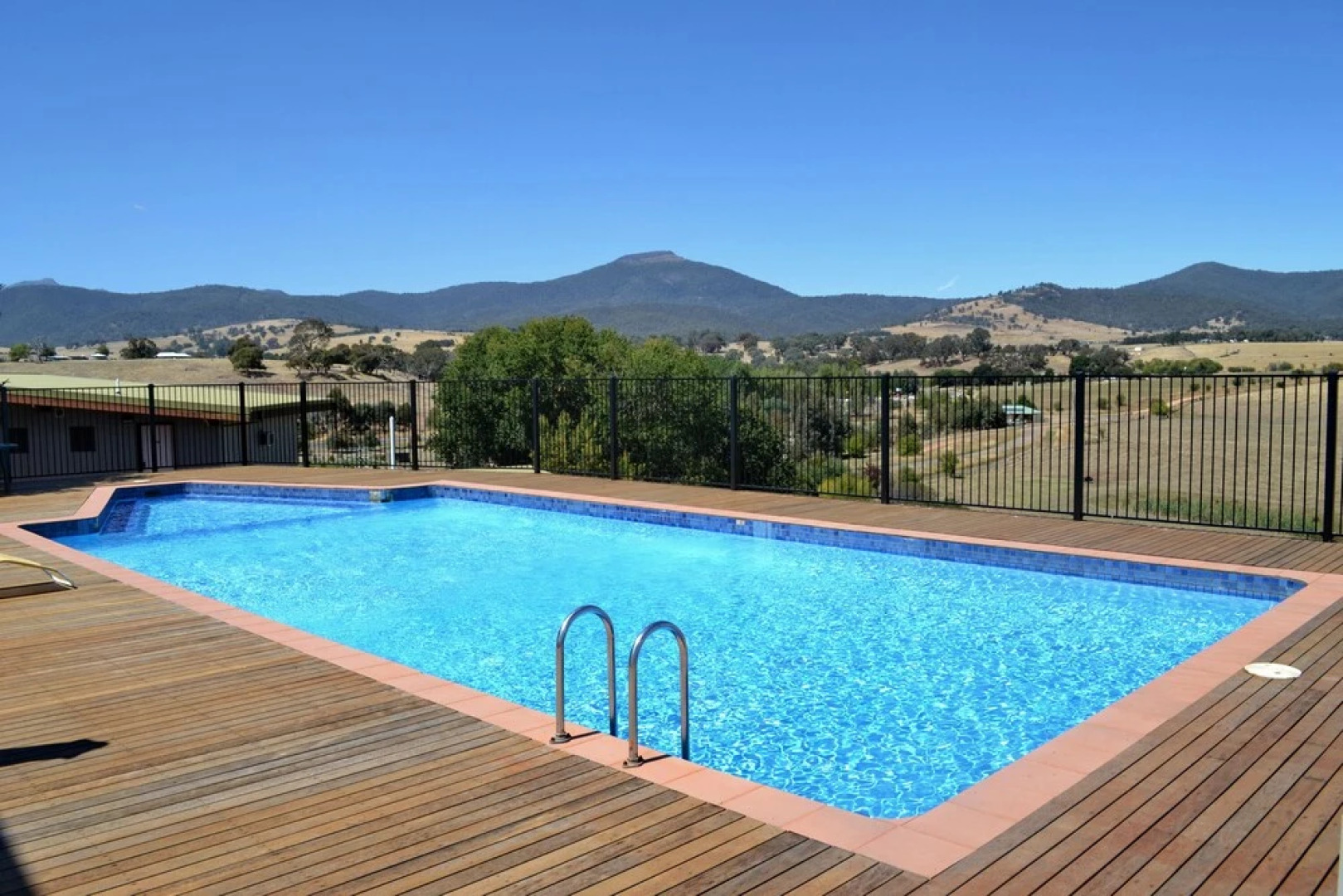 Delatite Apartments - Timbertop and Fir