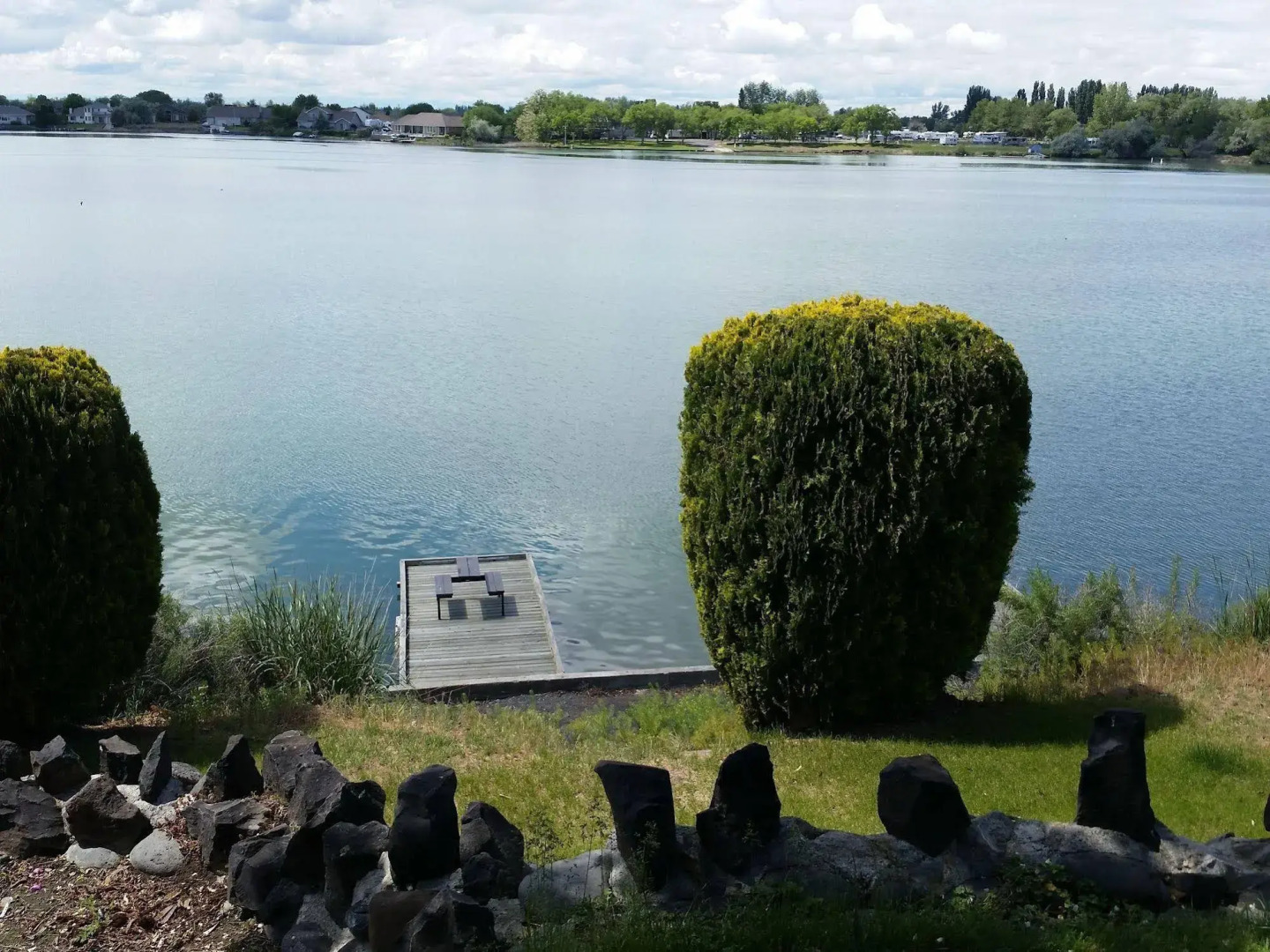 Lakeshore Inn Water Front