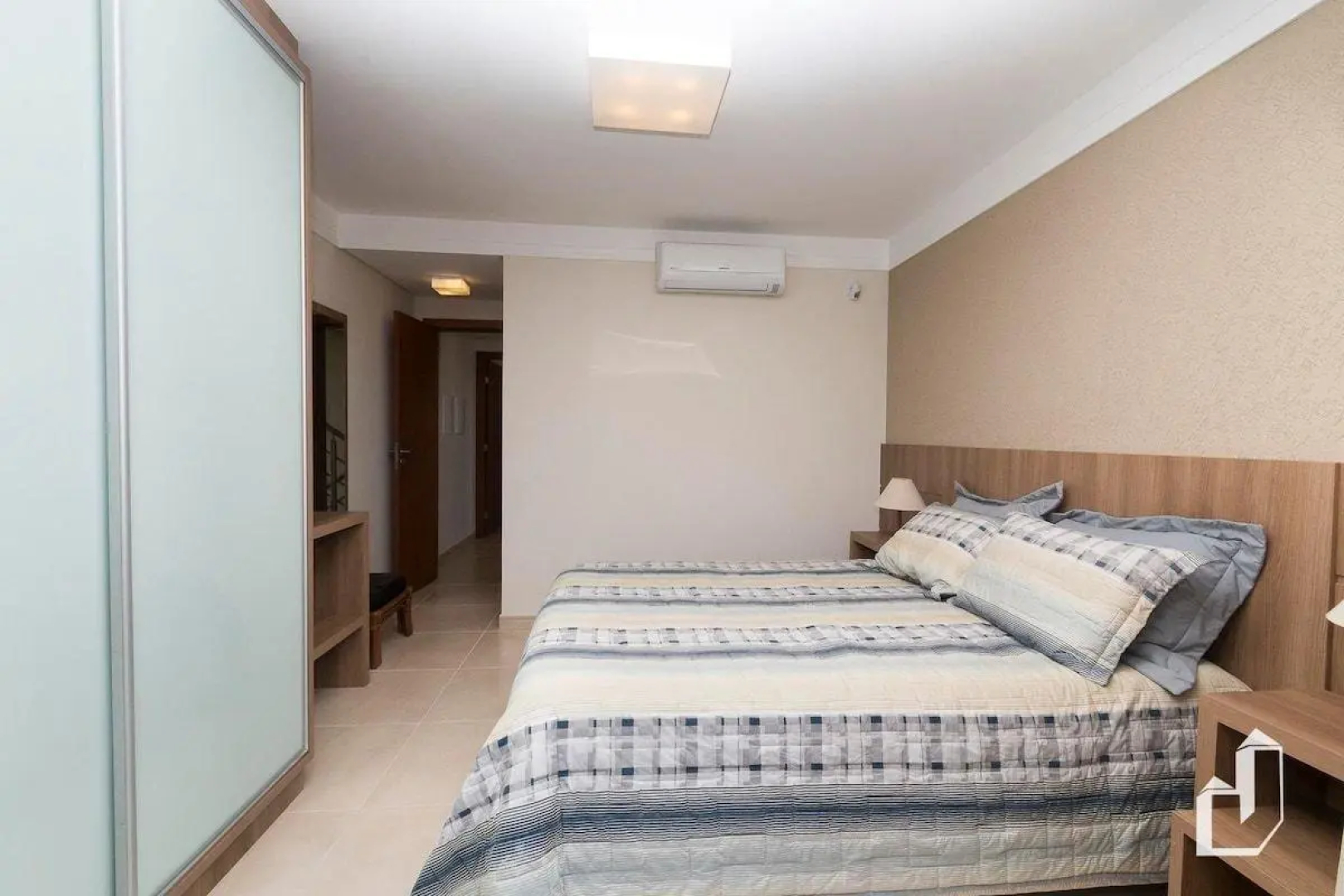 03 SUíTES CLIMATIZADAS E JACUZZI EXTERNA AQUECIDA