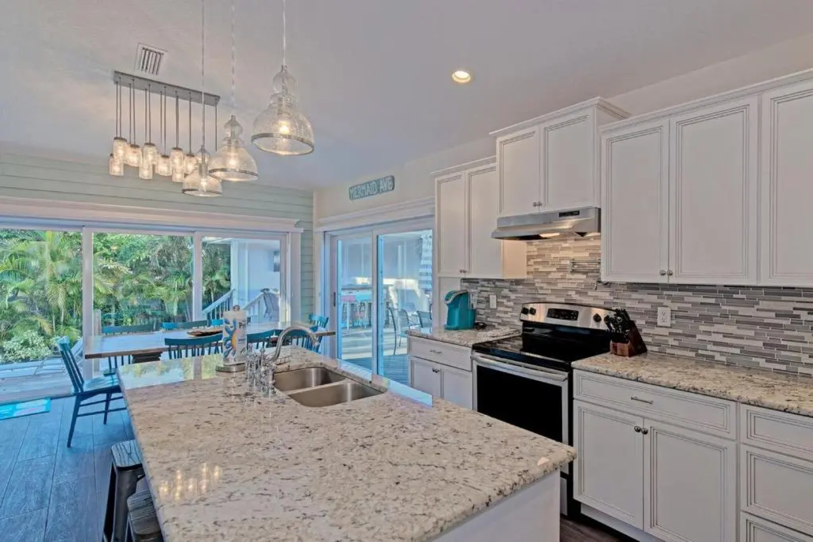 4 Bed 3 Bath BUNGALOW Heated Pool and Spa Bikes Kayaks free WiFi