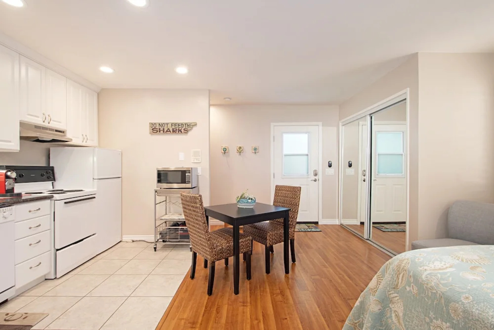 Huntington Beach Studio Blocks to the Beach and Downtown apts