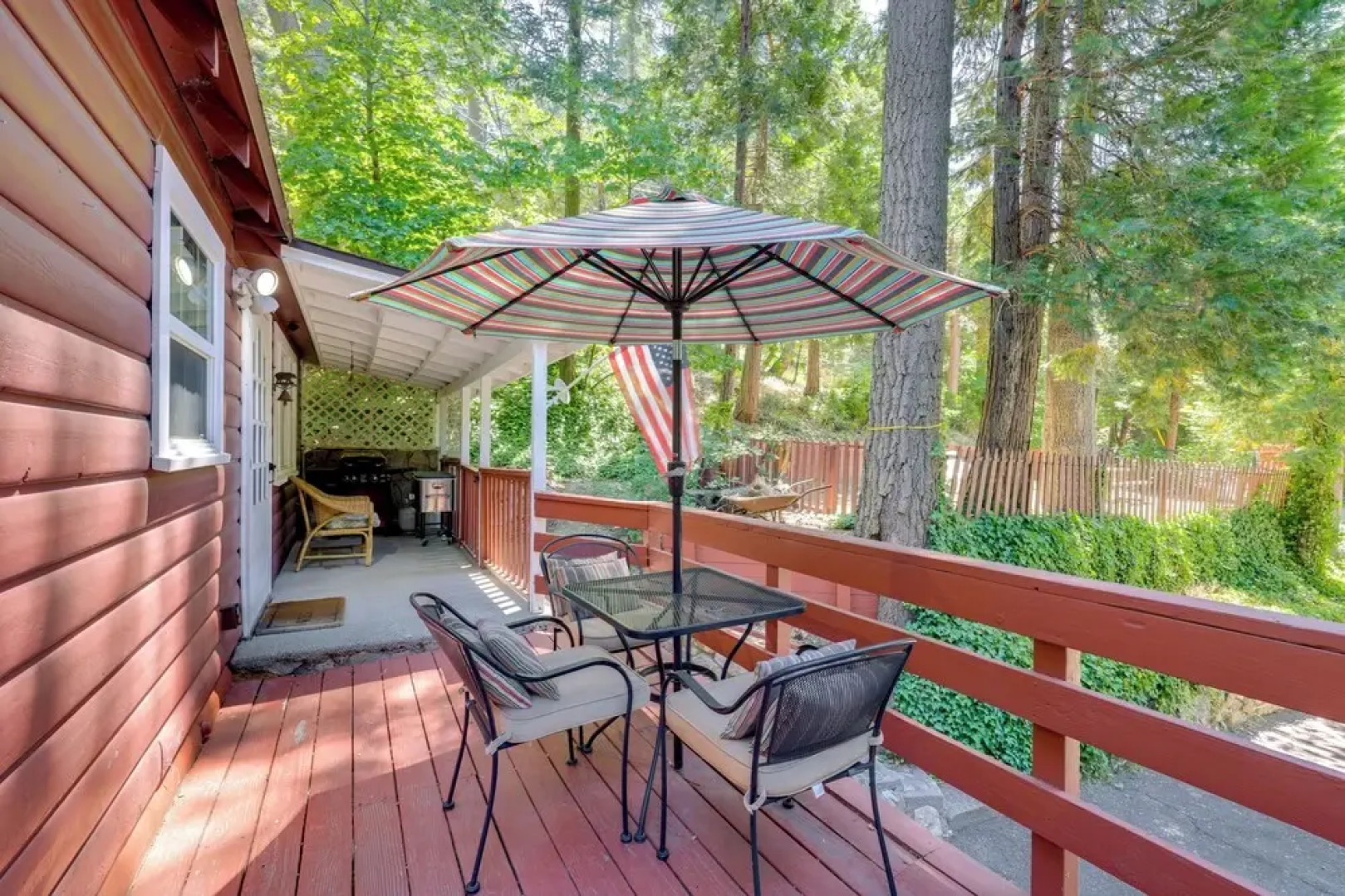 Vintage 'snow White' Cottage ~ 2 Miles to Village!