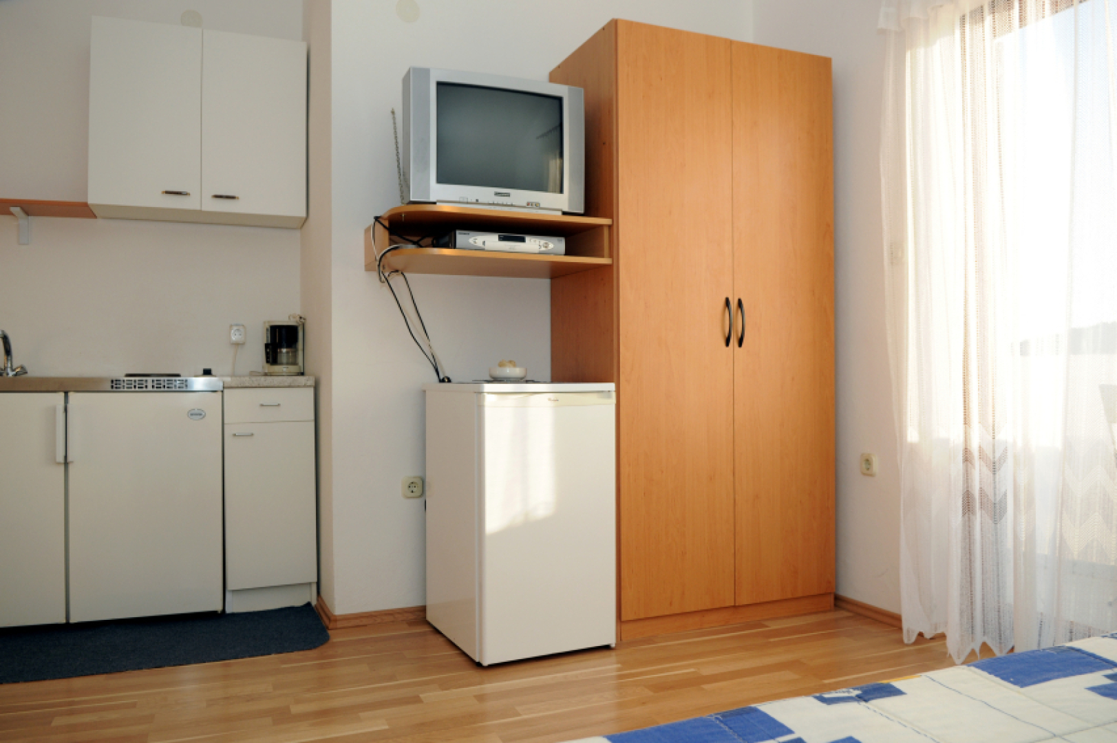 Studio apartment Port - great loaction and free parking: SA3 Murter, Island Murter