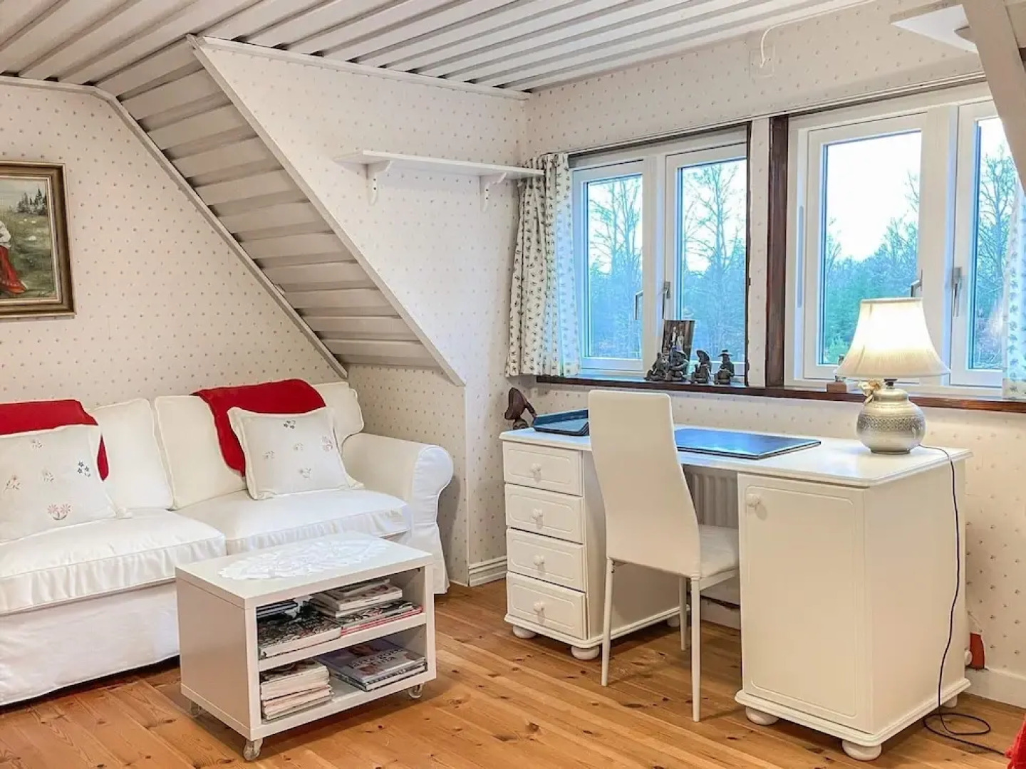 Serene Lakehouse With Rowing Boat