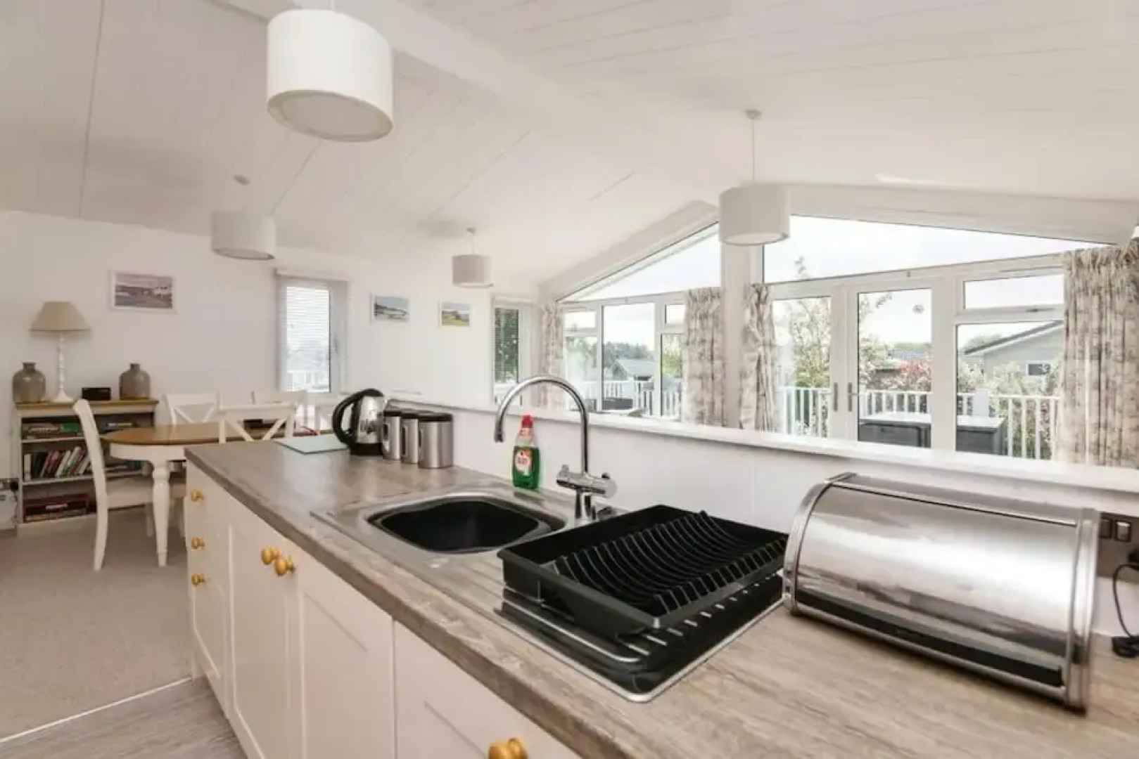 Lodge Sleeps 6 With Private Hot Tub