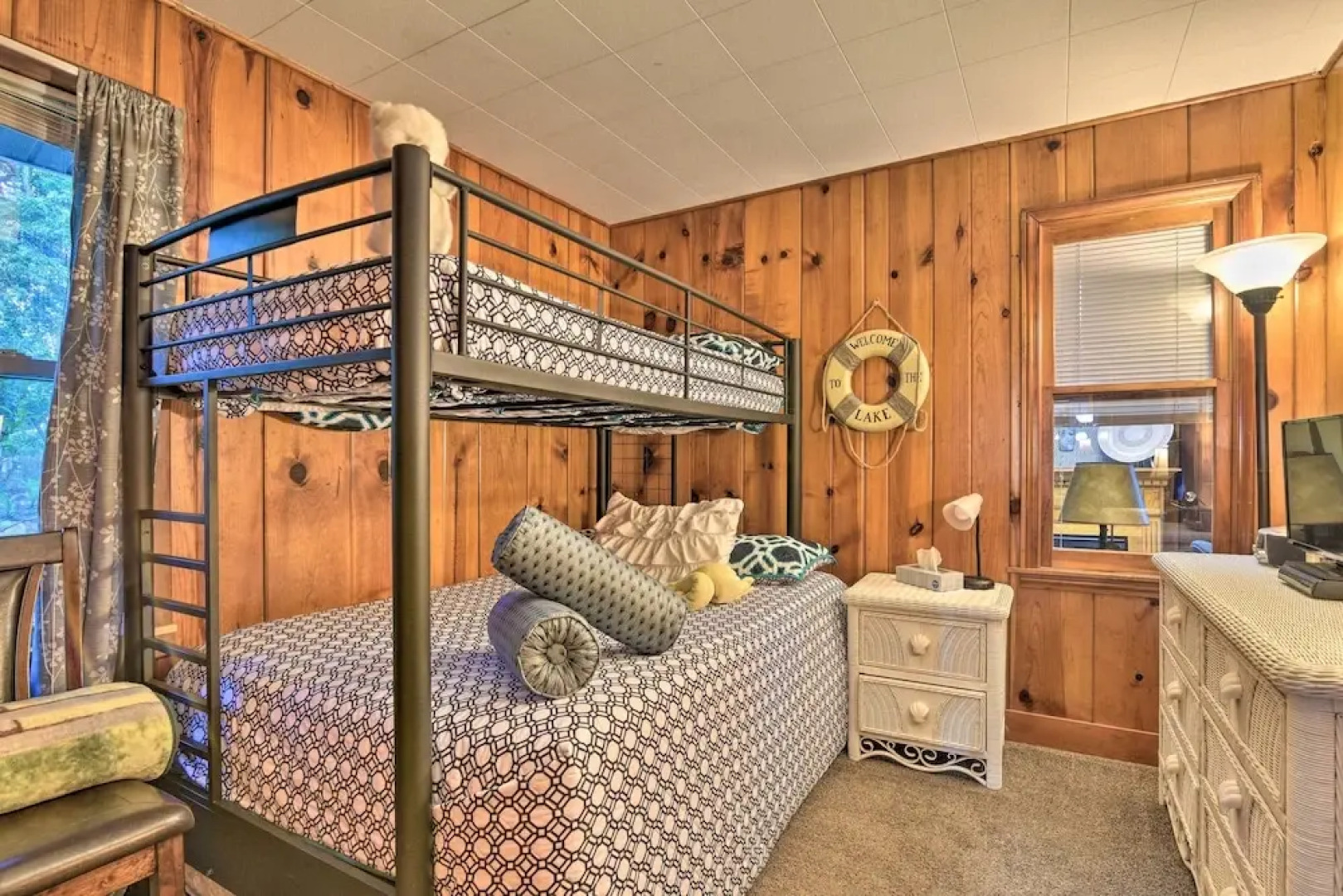 Cozy Lakefront Lapeer House w/ 2 Paddle Boats!