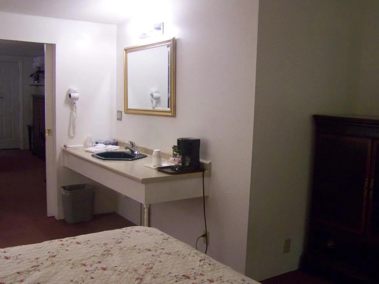 Golden Knight Inn and Suites