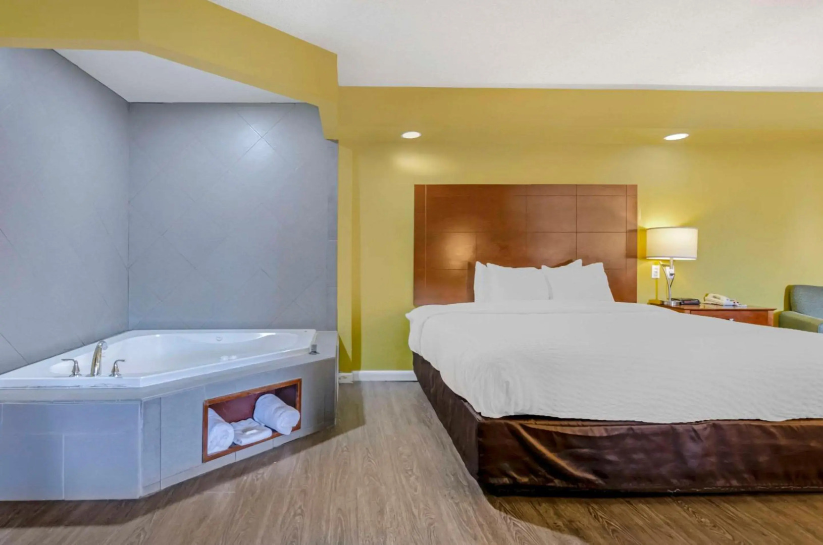 Clarion Pointe Staunton East