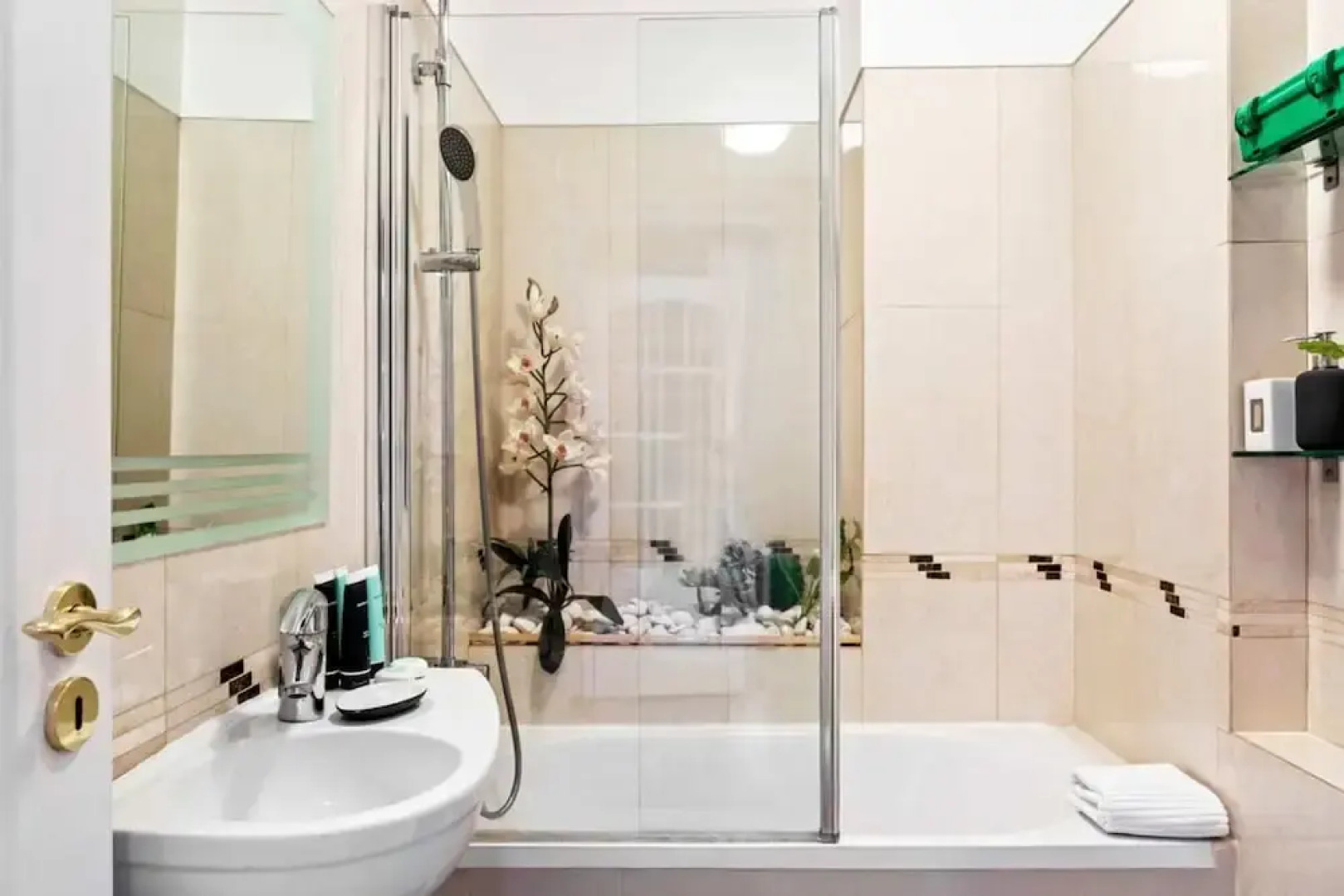 Large Contemporary 3 Bedroom Apartment