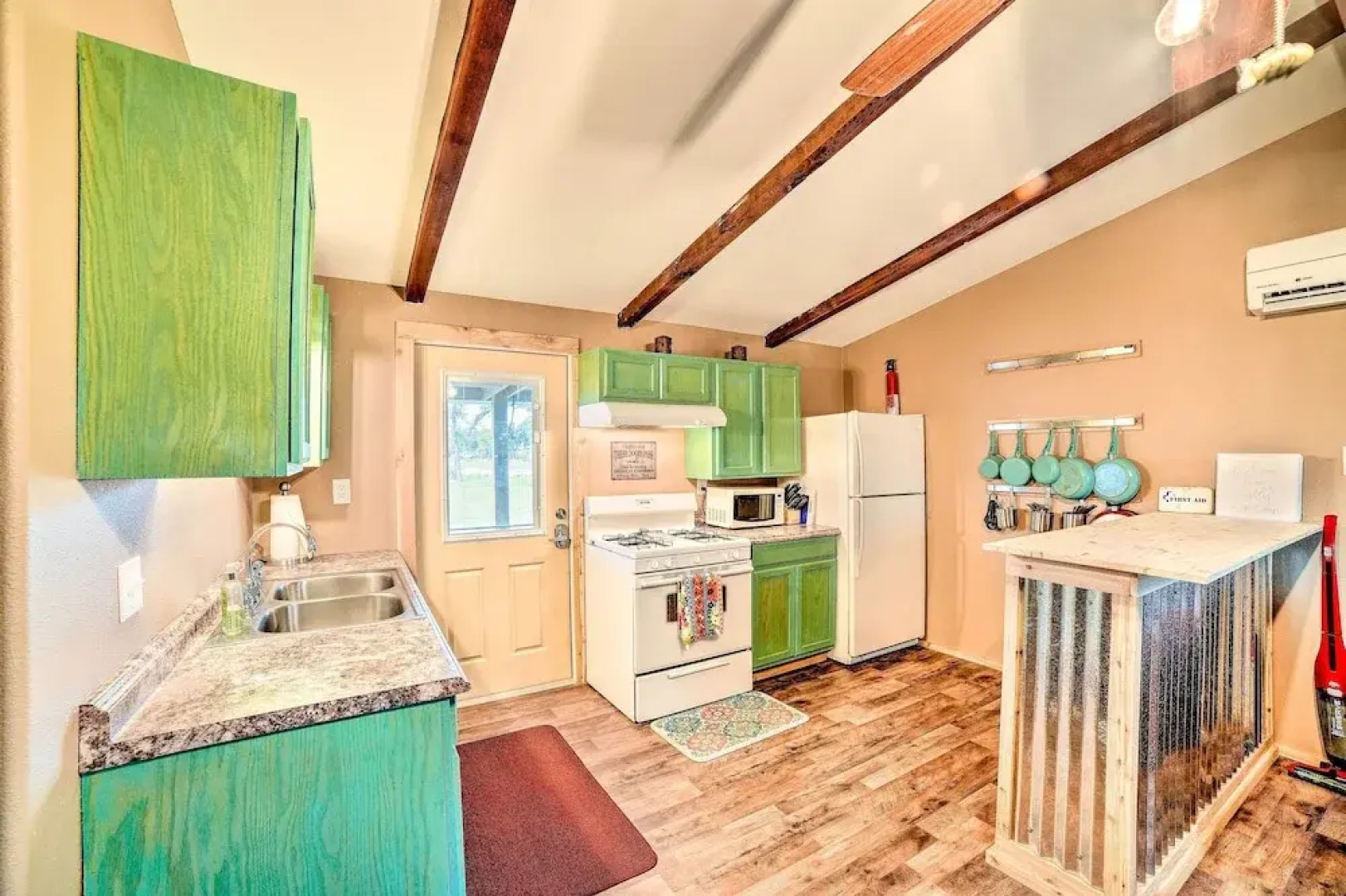 4 Mi to Beach & Fishing: Rockport Cottage w/ Deck!