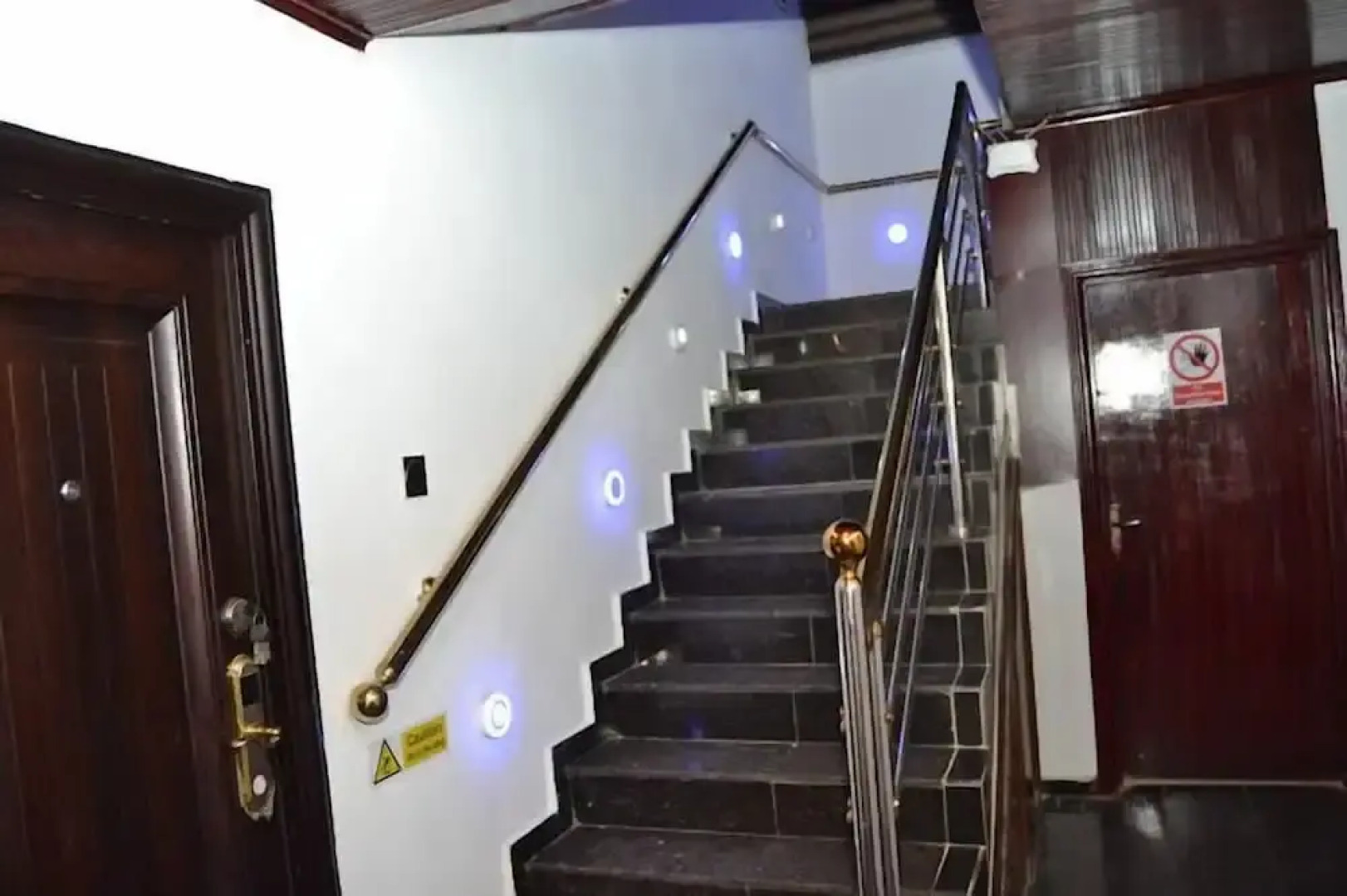 De City Hotel and Resort