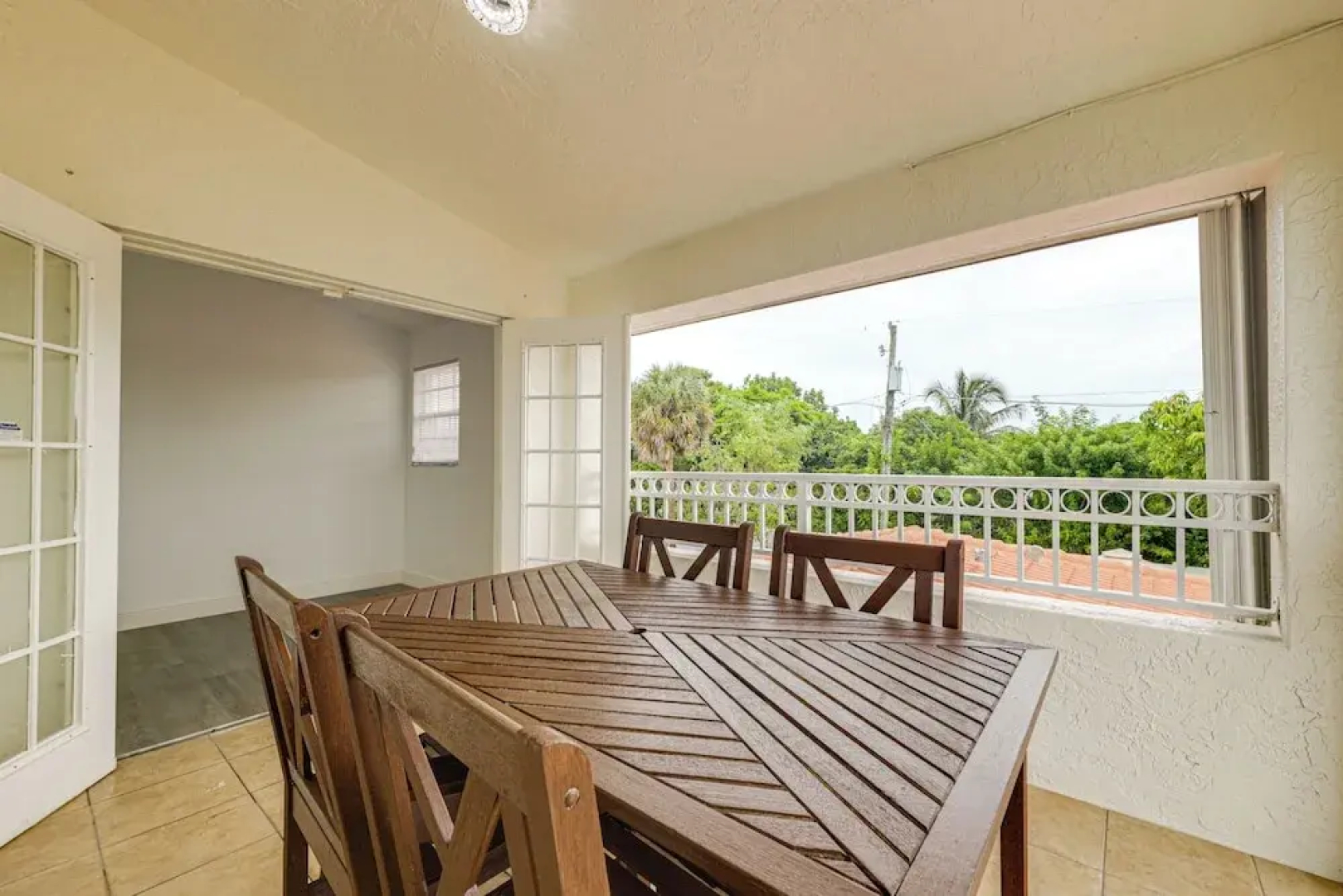 Swim, Barbecue & Game: Home 4 Mi to Pompano Beach!