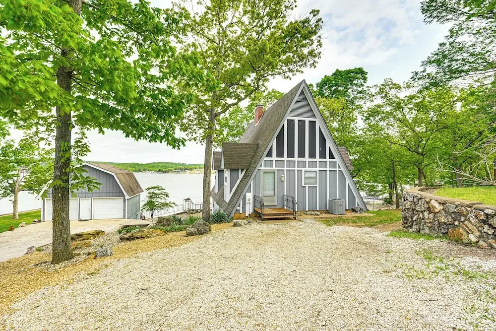 Waterfront Yard, Dock + Game Room: Linn Creek Home