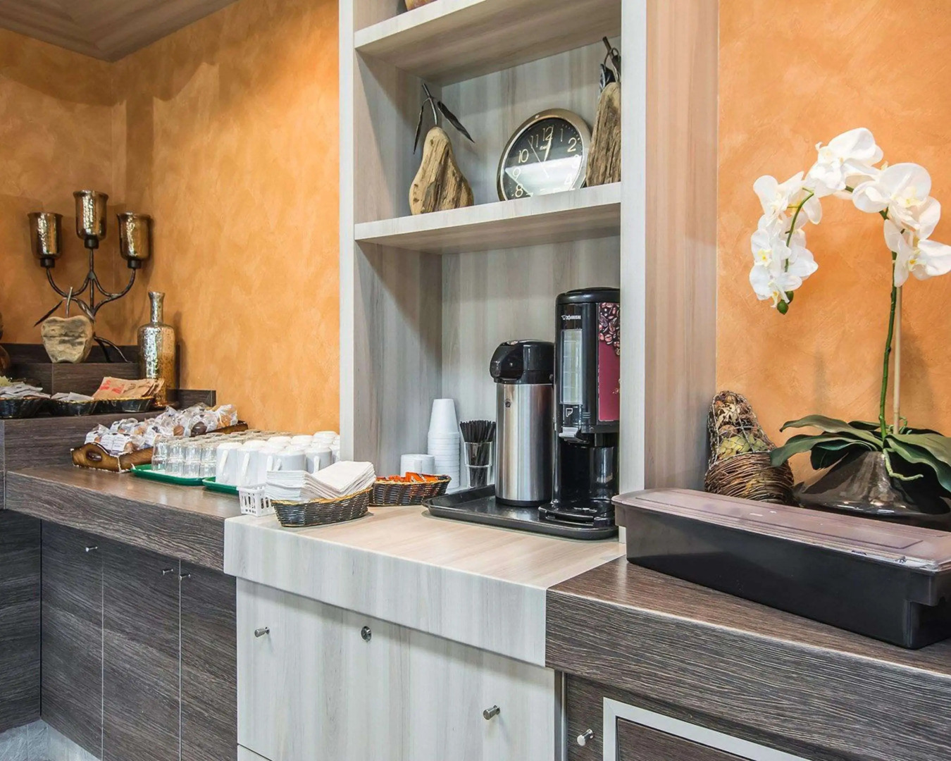 Econo Lodge Inn & Suites