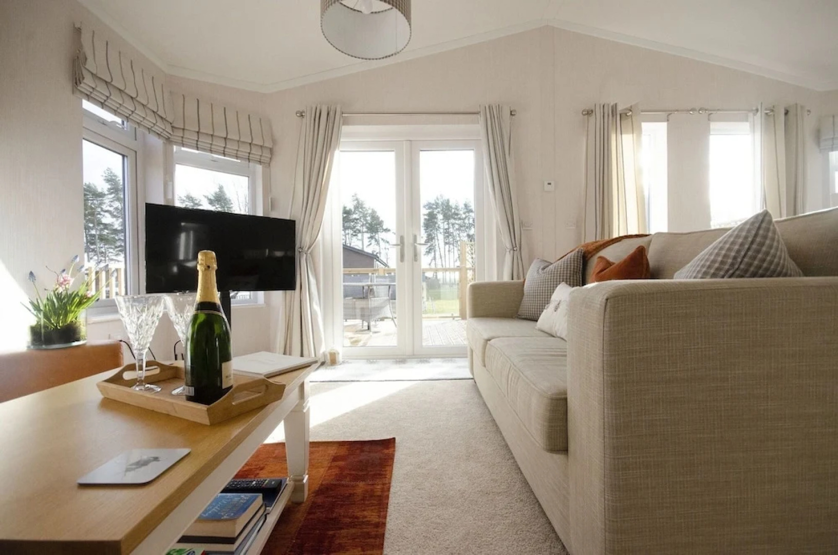 Hollicarrs - Bumblebee Lodge