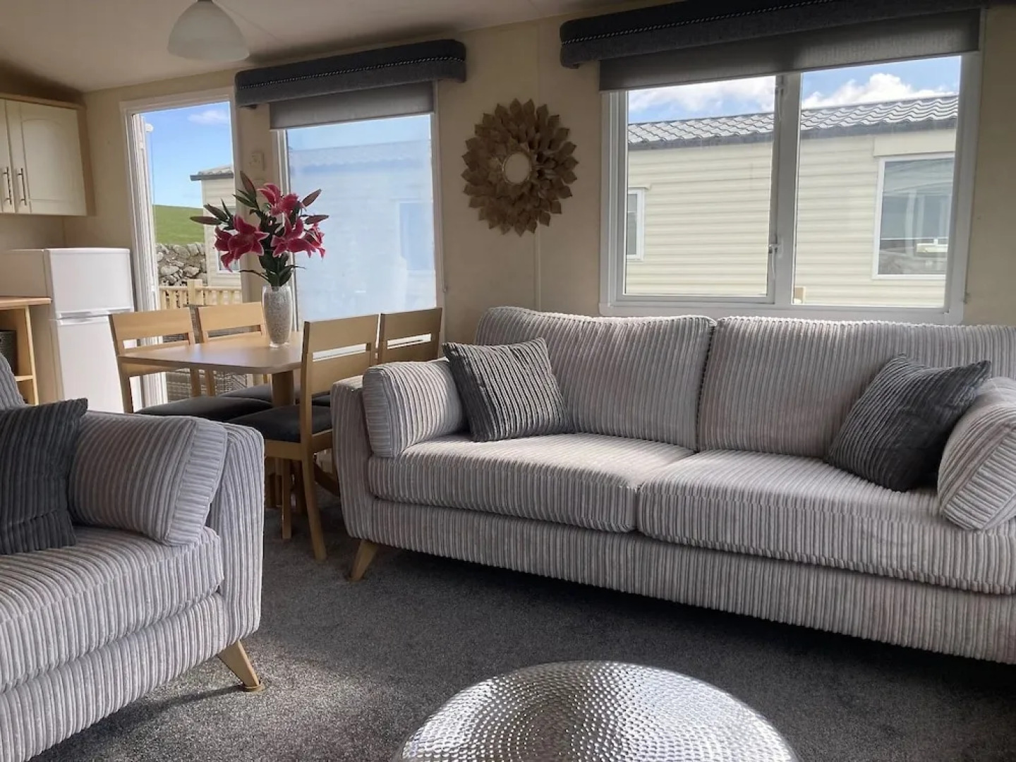 2 Bed-sleeps4-beachfront-free Parking