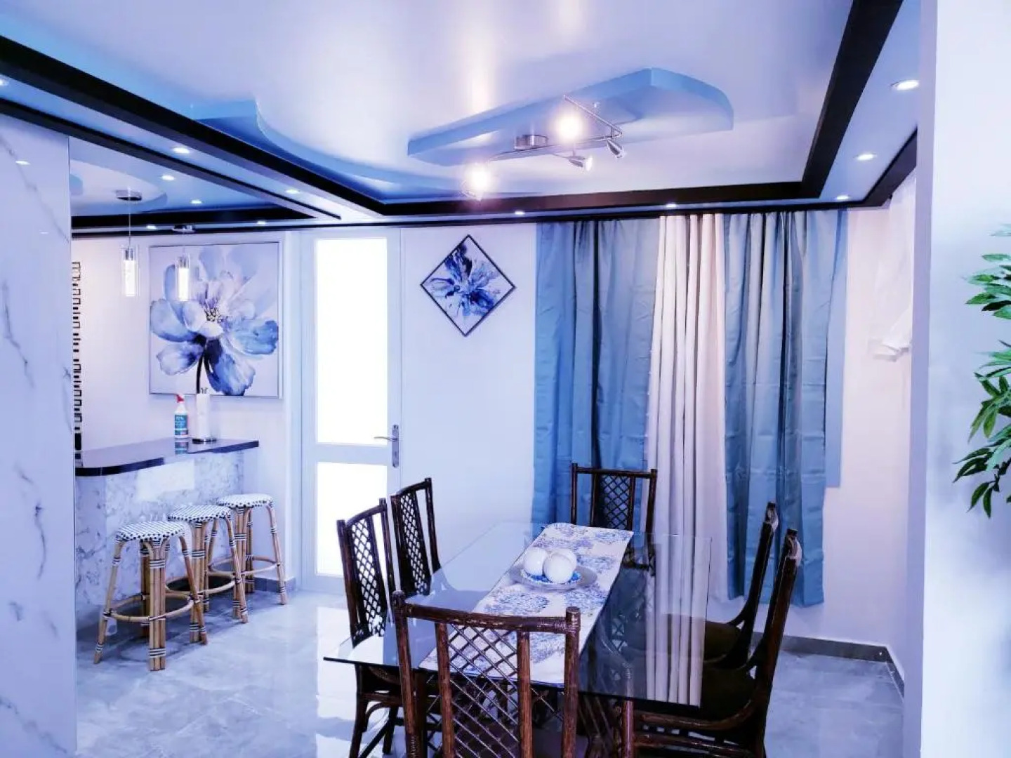 M/H HOUSE (#2) cozy house near airport and beach