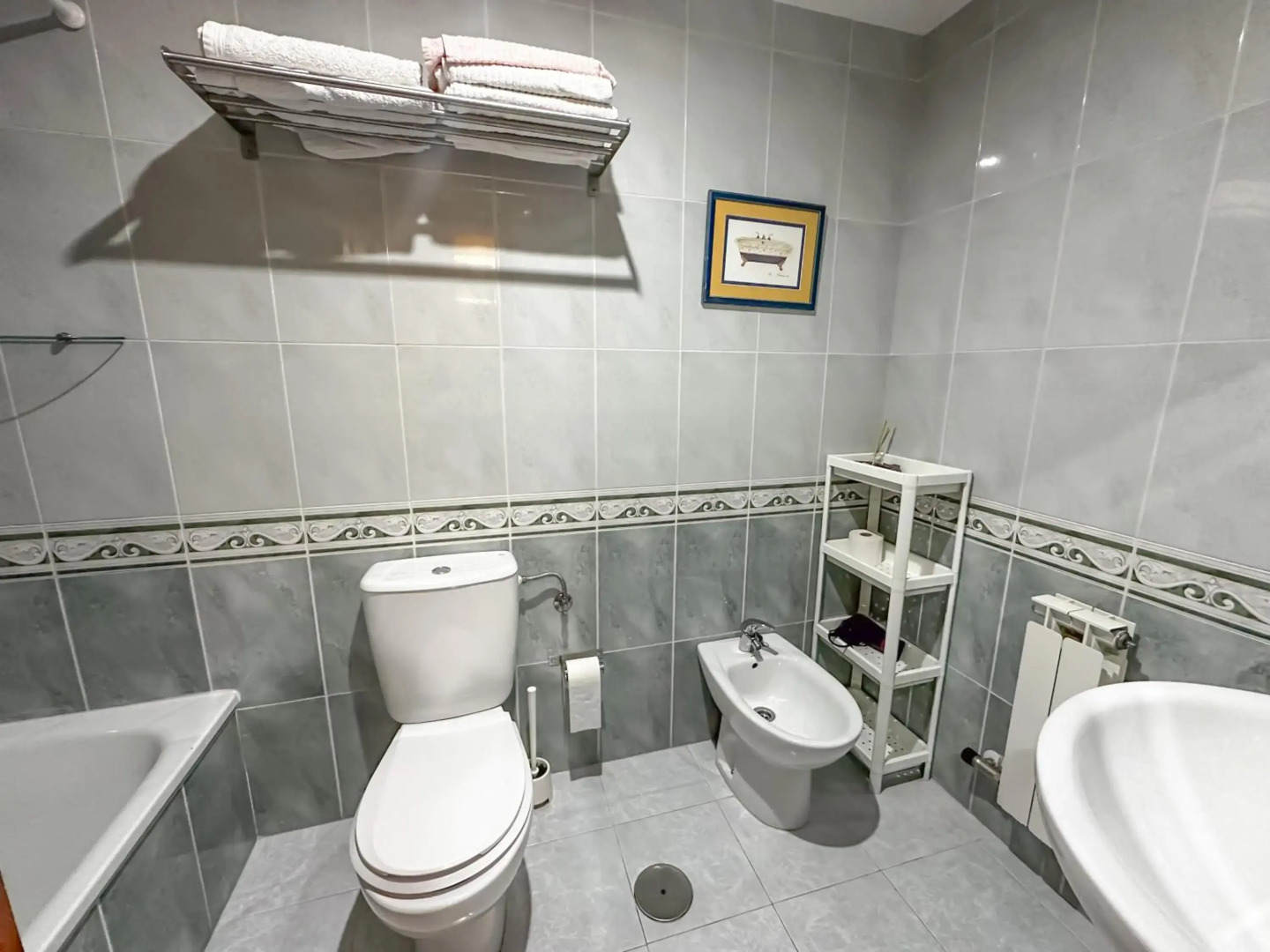 Apartamento completo, amplio, muy iluminado y con plaza de garaje incluida.