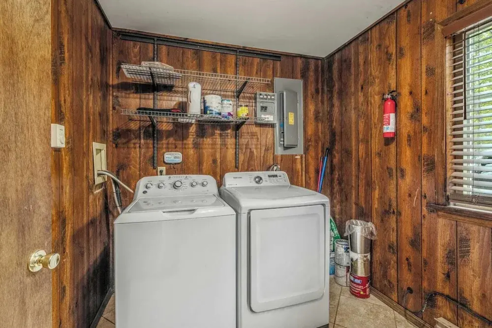 Sky View Chalet by Avantstay Stunning Interior, Spacious Deck, Hot Tub, & View