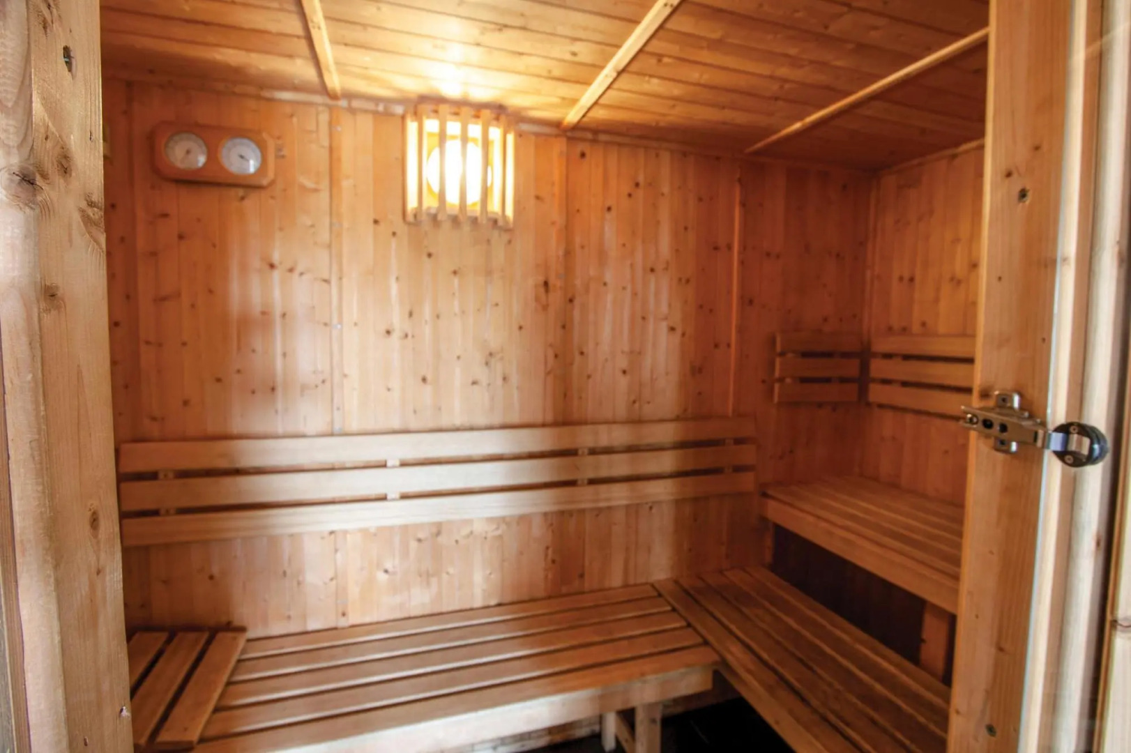 The Lake House Retreat - 7 Bedroom Holiday Home - Sleeps 20 - Southgate