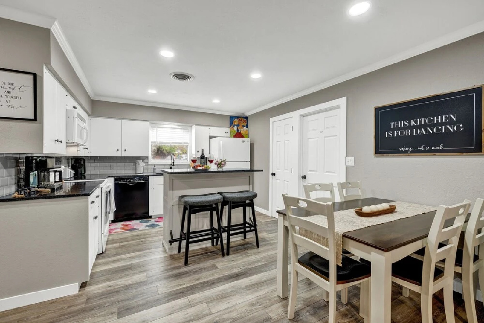 Charming Oasis Hot Tub & Fire Pit - 1mi to Dwntn