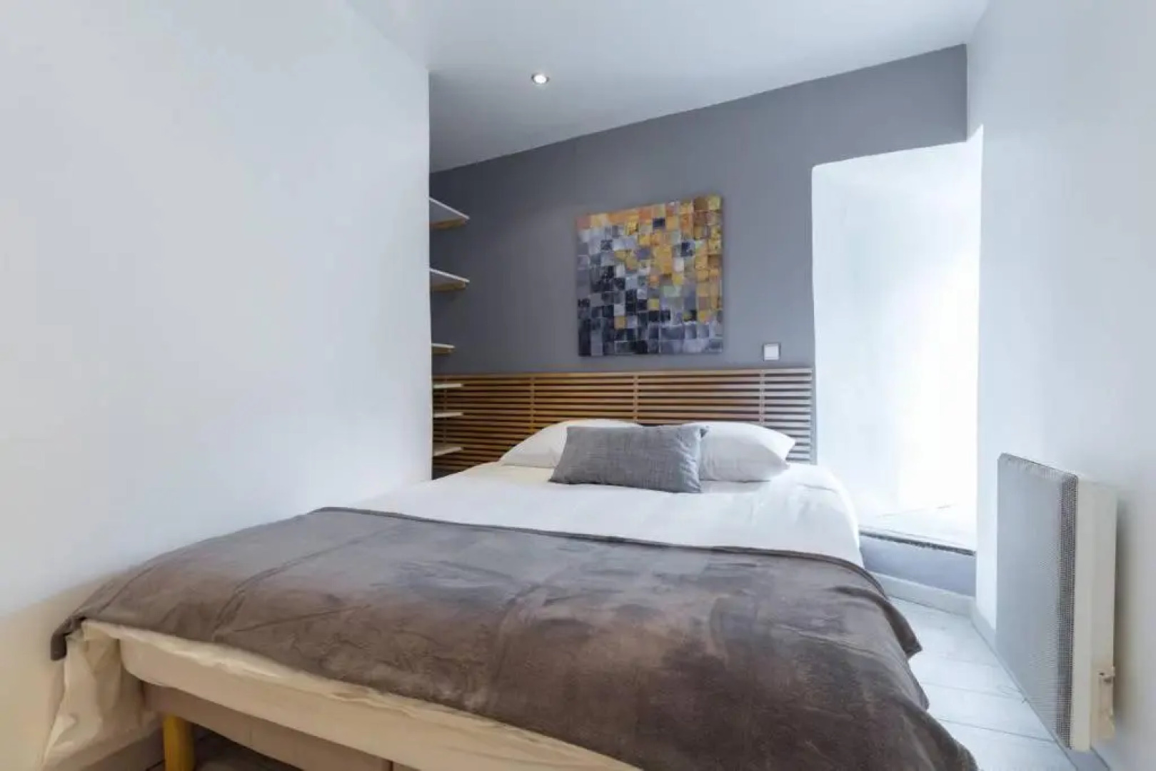 ★ Quiet Old Town Apt with AC, 5min Walk to Beach ★