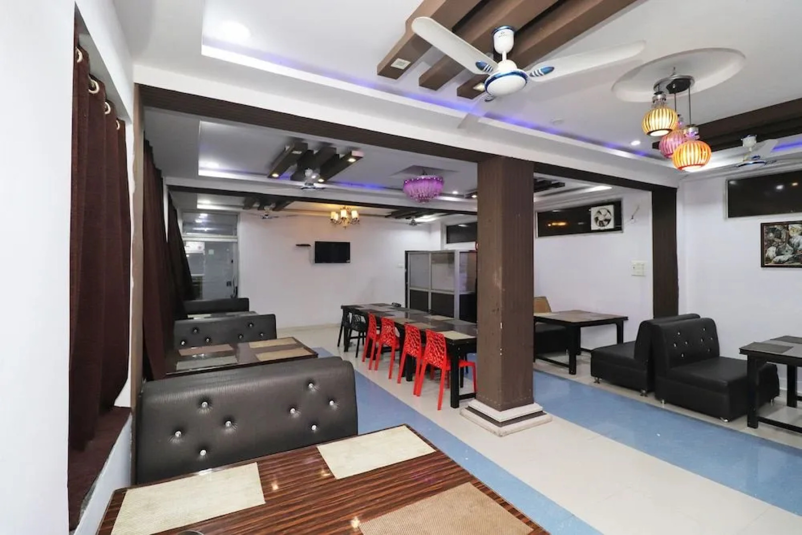 OYO 43850 Hotel Mn Galaxy