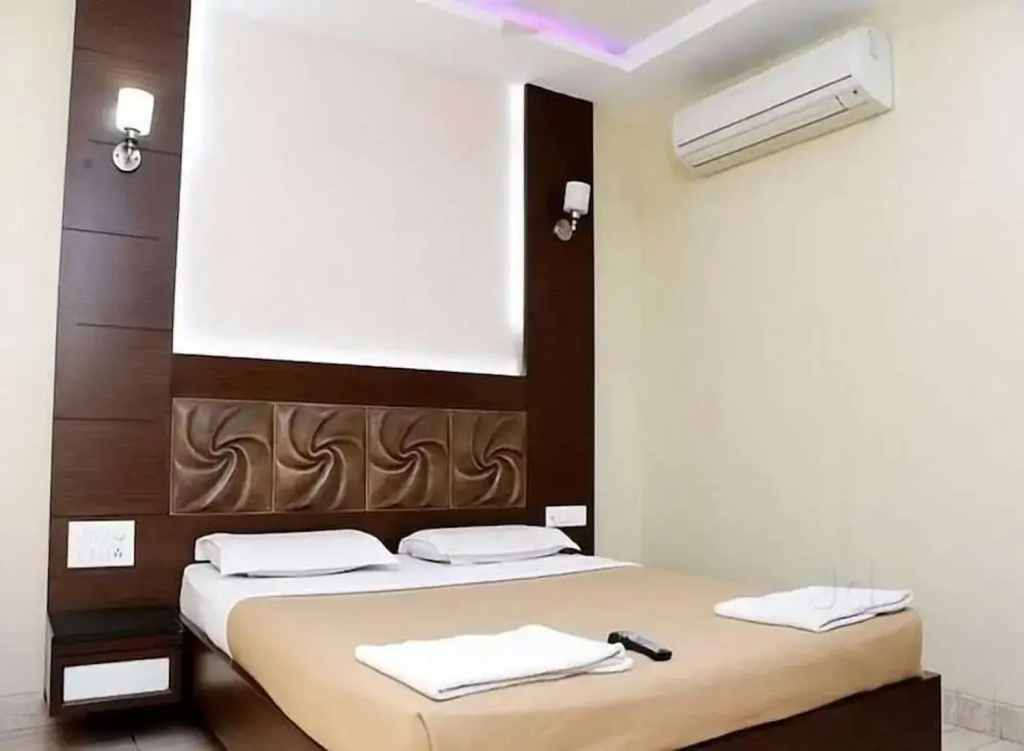 Iroomz Vaishali Residency