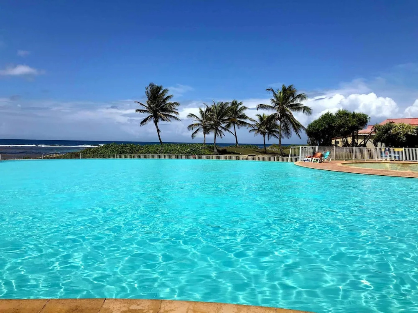 Ti. Maanga vue mer et pieds dans l'eau
