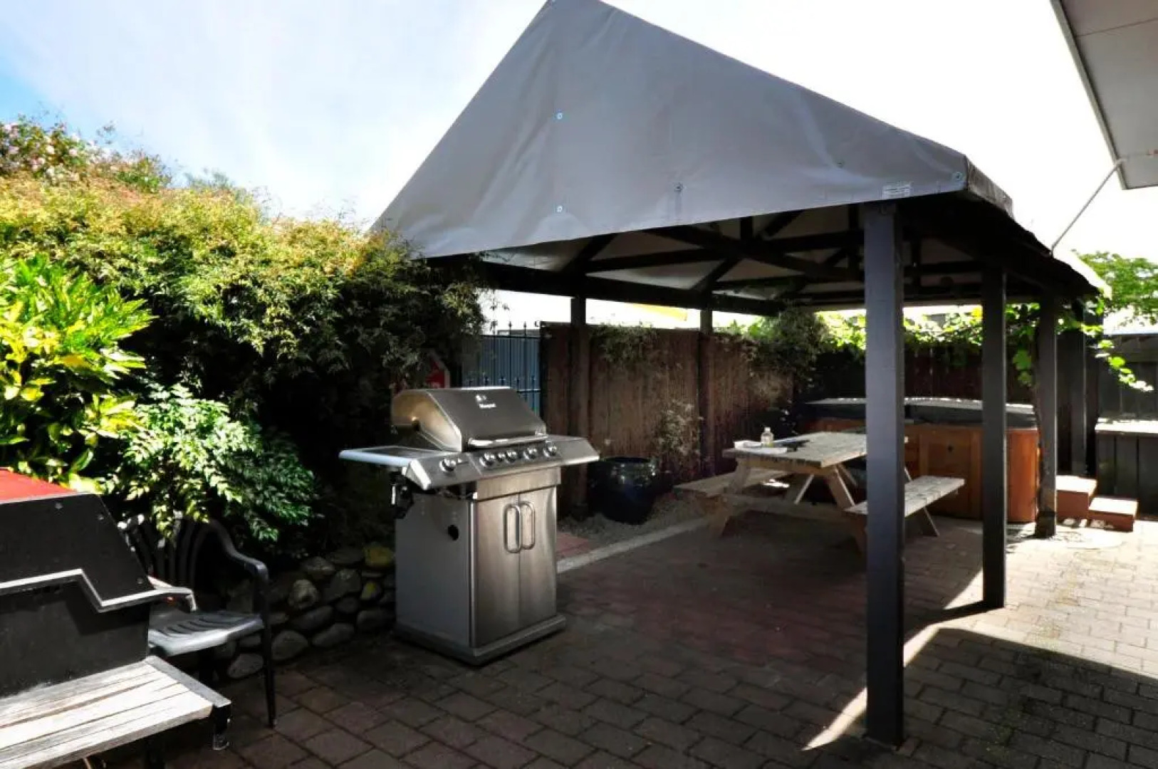 Knightsbridge Court Motor Lodge