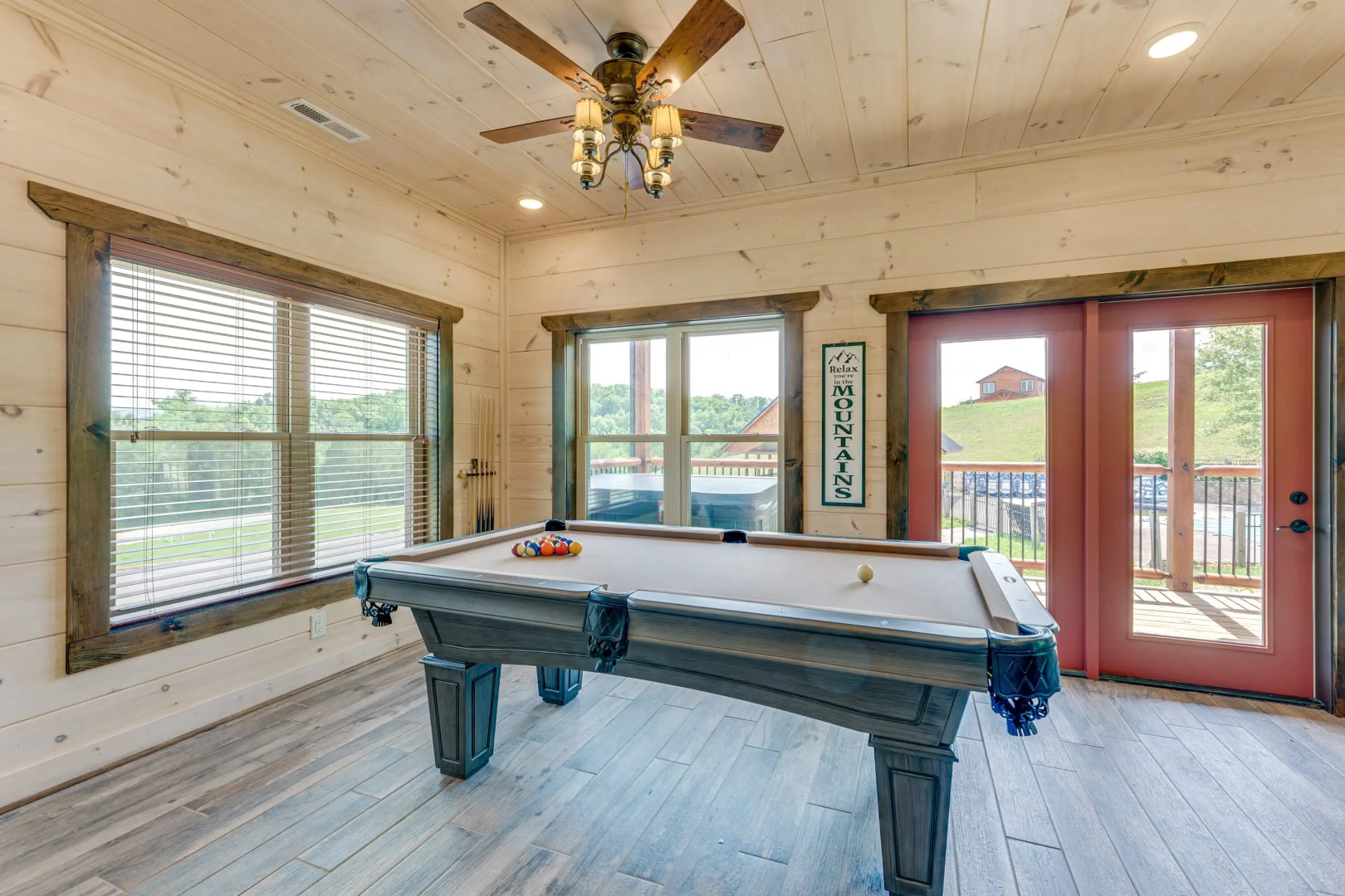 T-Bears Cabin: Hot Tub, Game Room, Theater Room