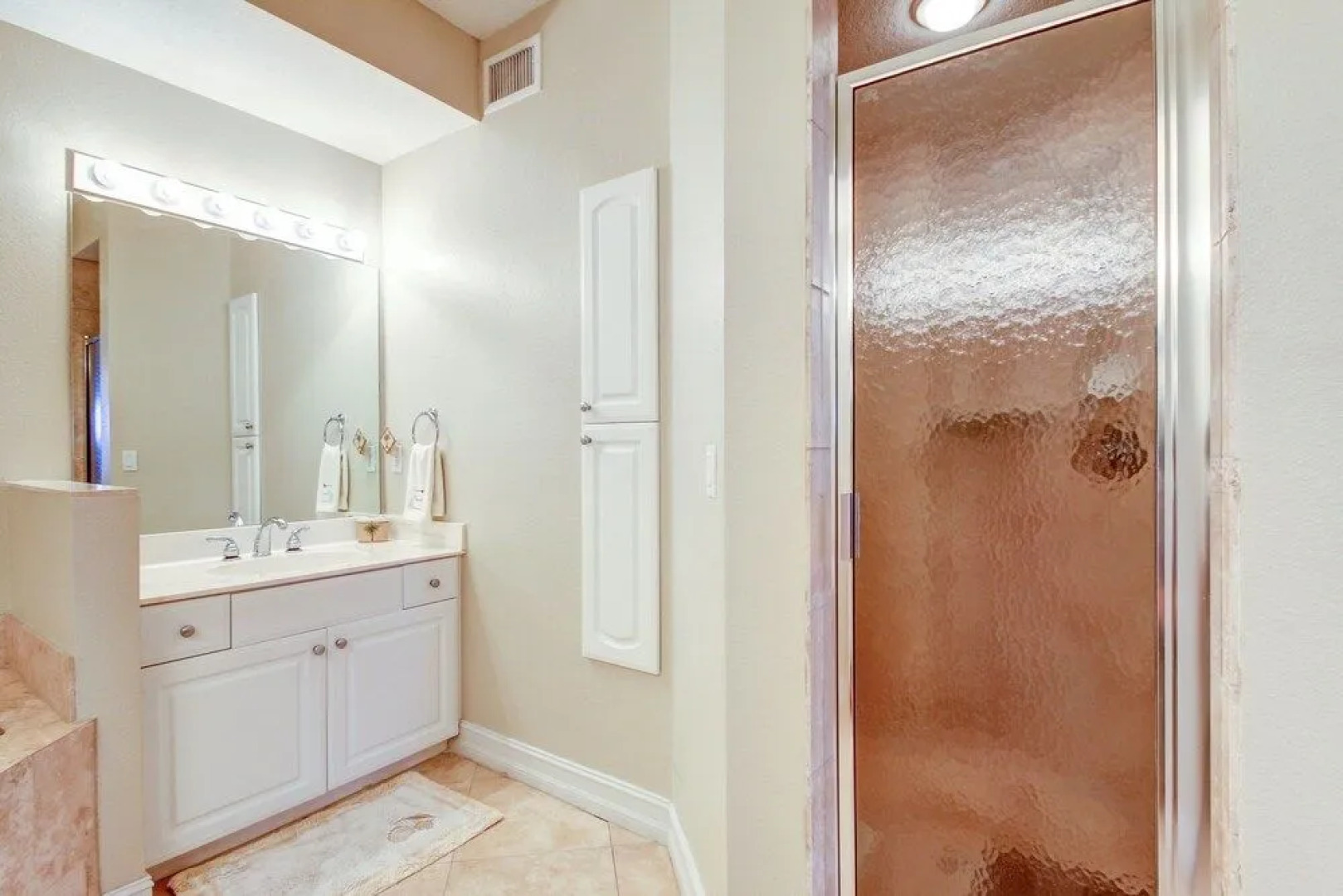 Deluxe Condo at the heart of Main Beach by RedAwning