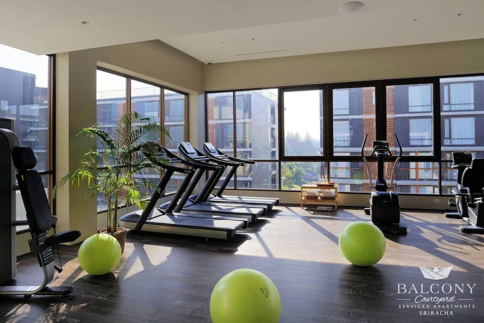 Balcony Courtyard Hotel & Serviced Apartment