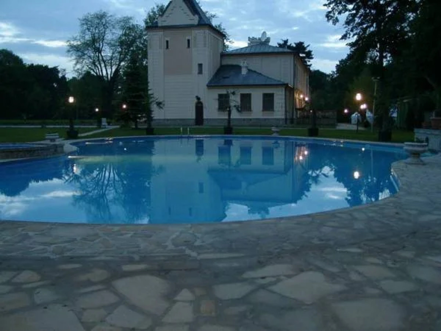 Dwor Ostoya Airport Hotel