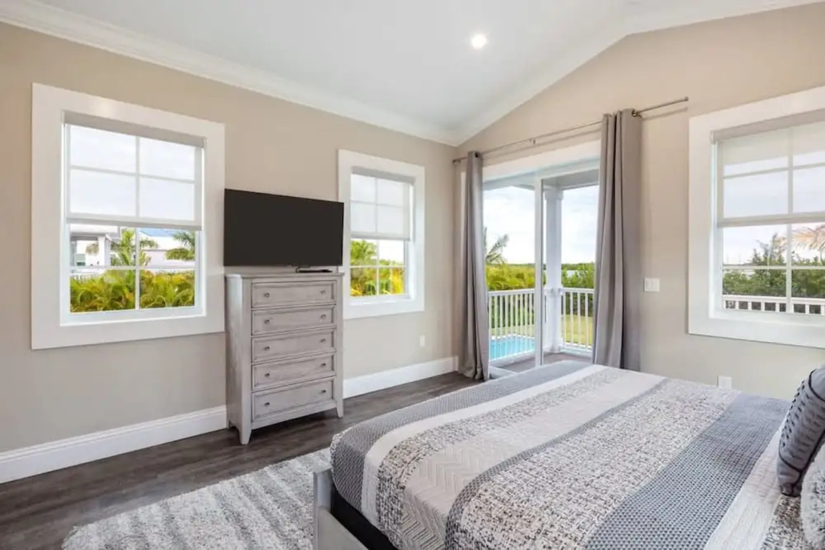 Mirador House by Brightwild Pool Dock