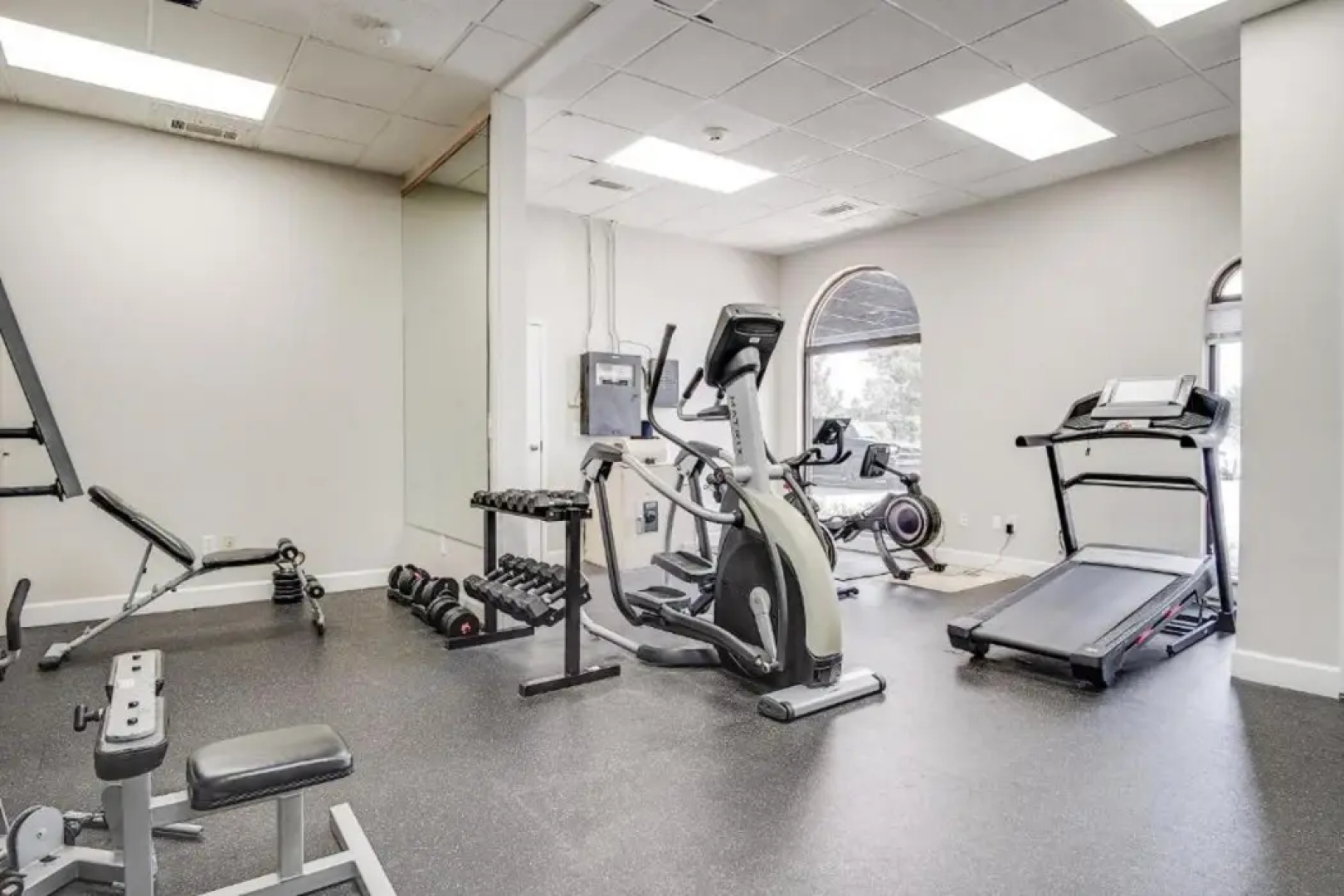 Cottonwood Suites Savannah Hotel & Conference Center