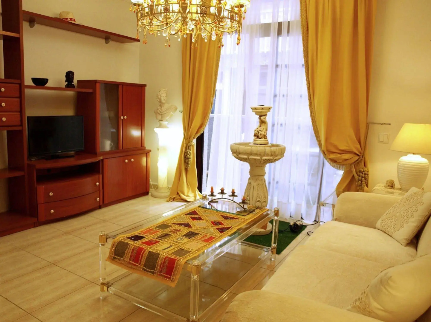 Flatguest Flat with Art