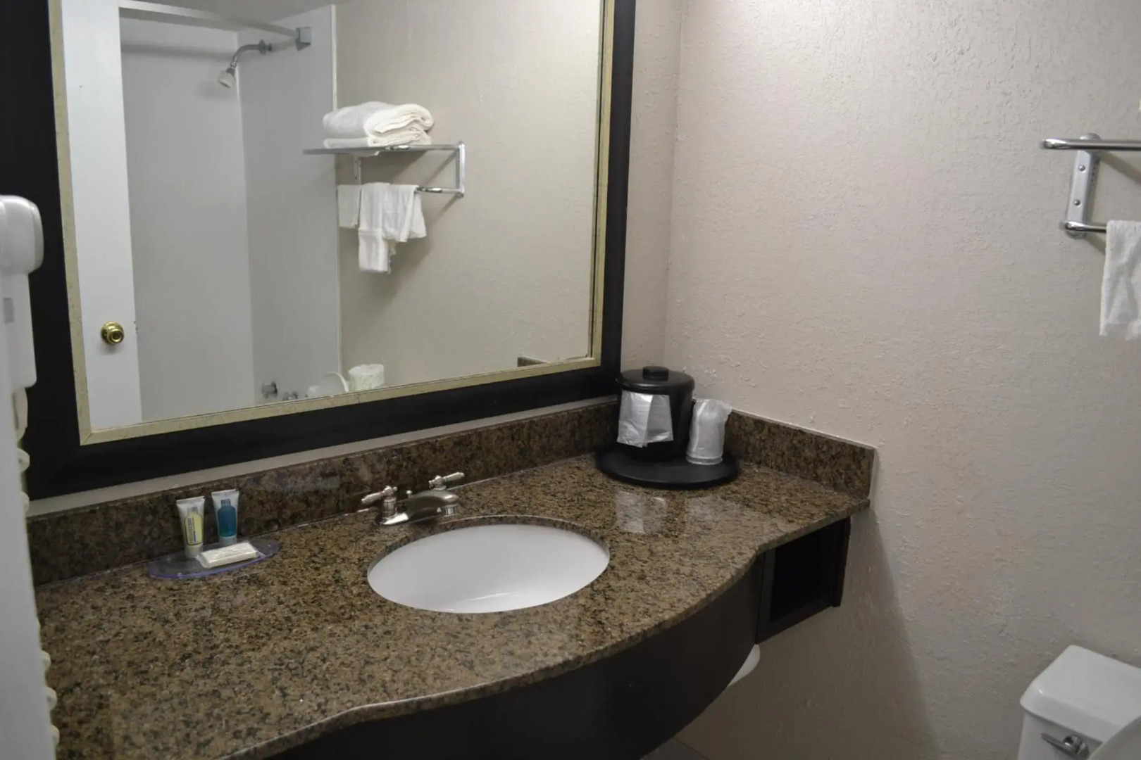 Econo Lodge & Suites