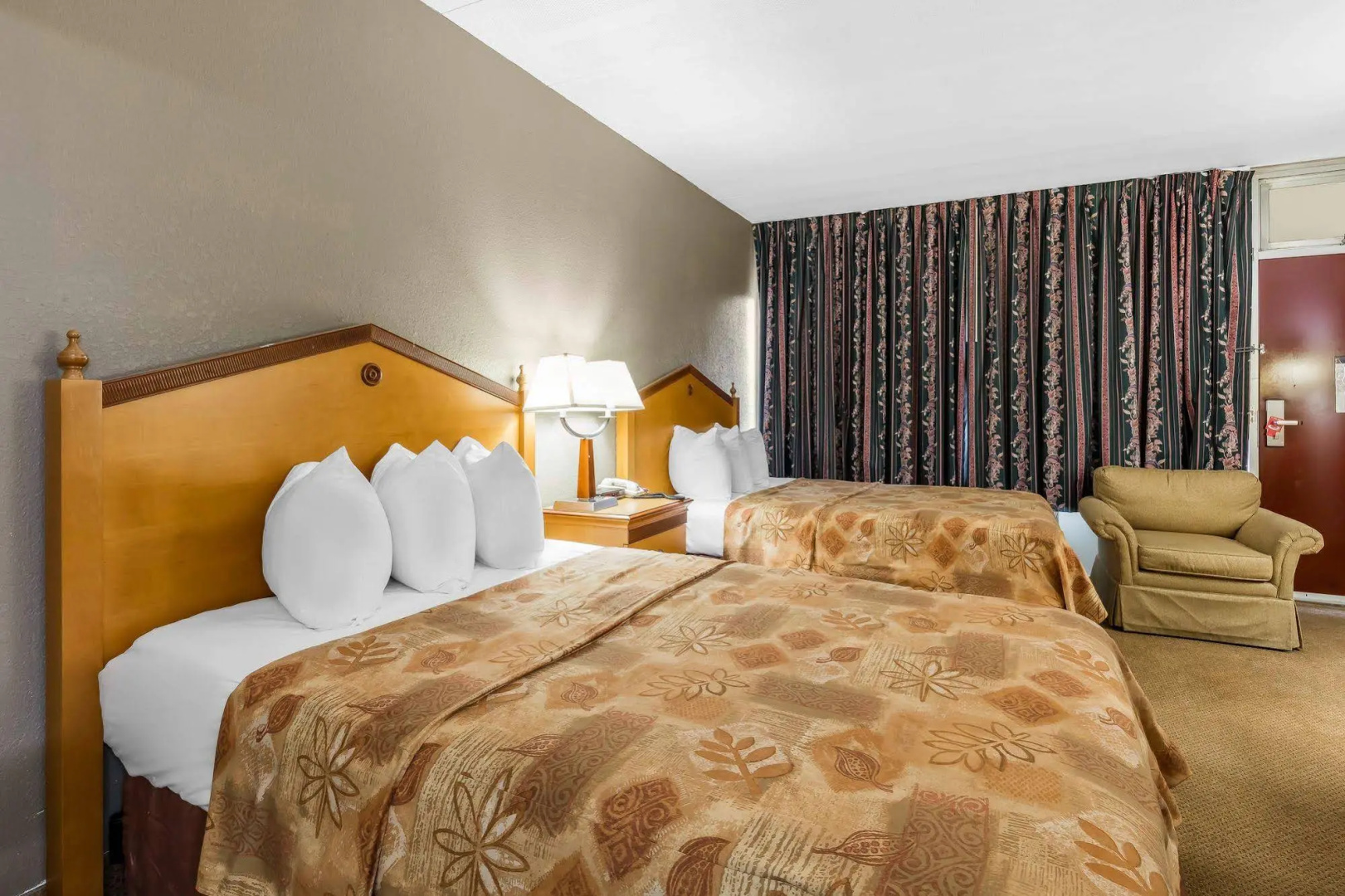 Econo Lodge Inn & Suites
