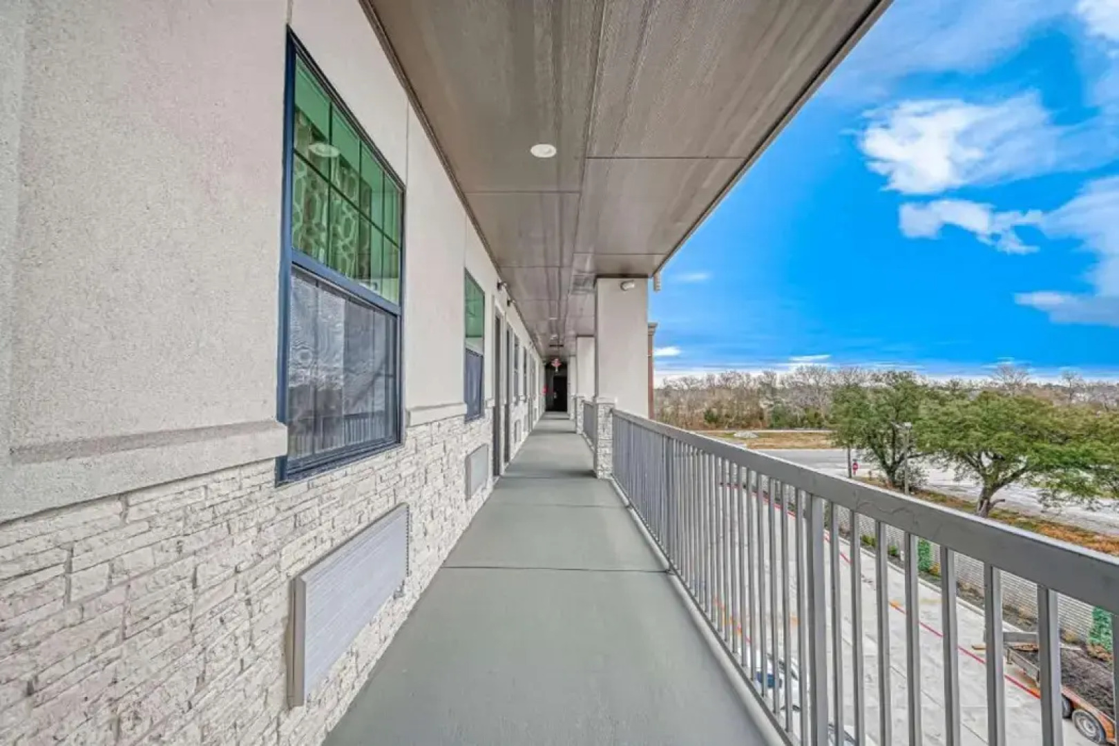 Comfeeni Inn and Suites