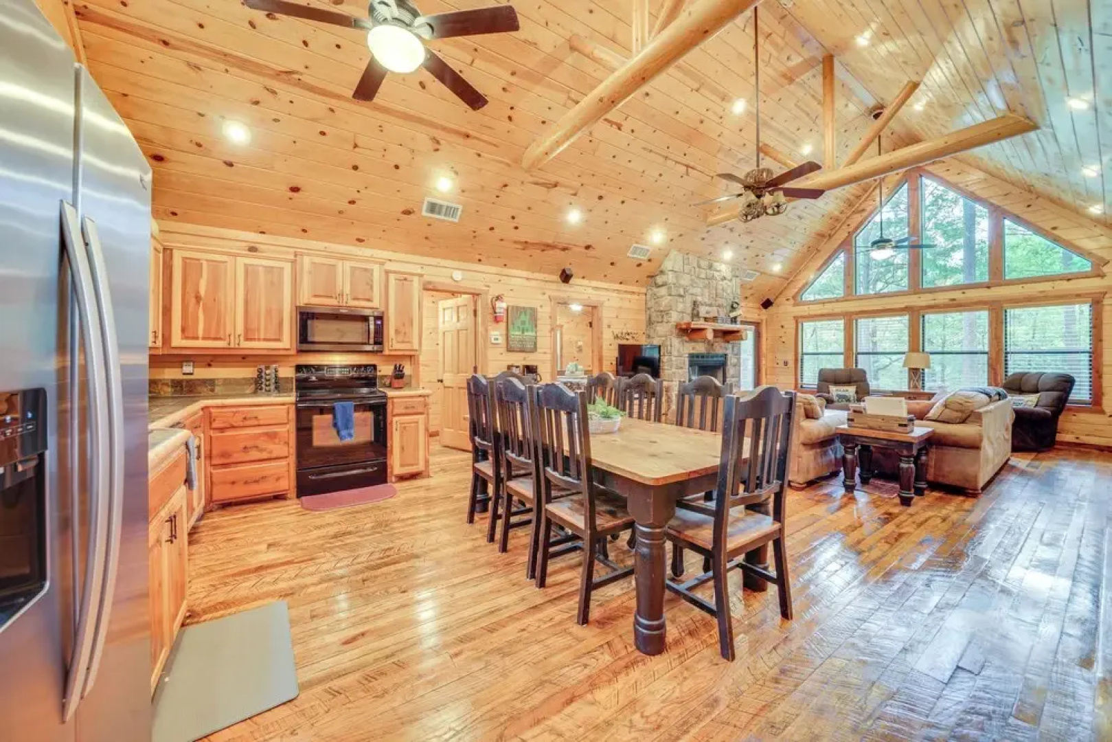 Cabin w/ Hot Tub & Wraparound Deck in Broken Bow!