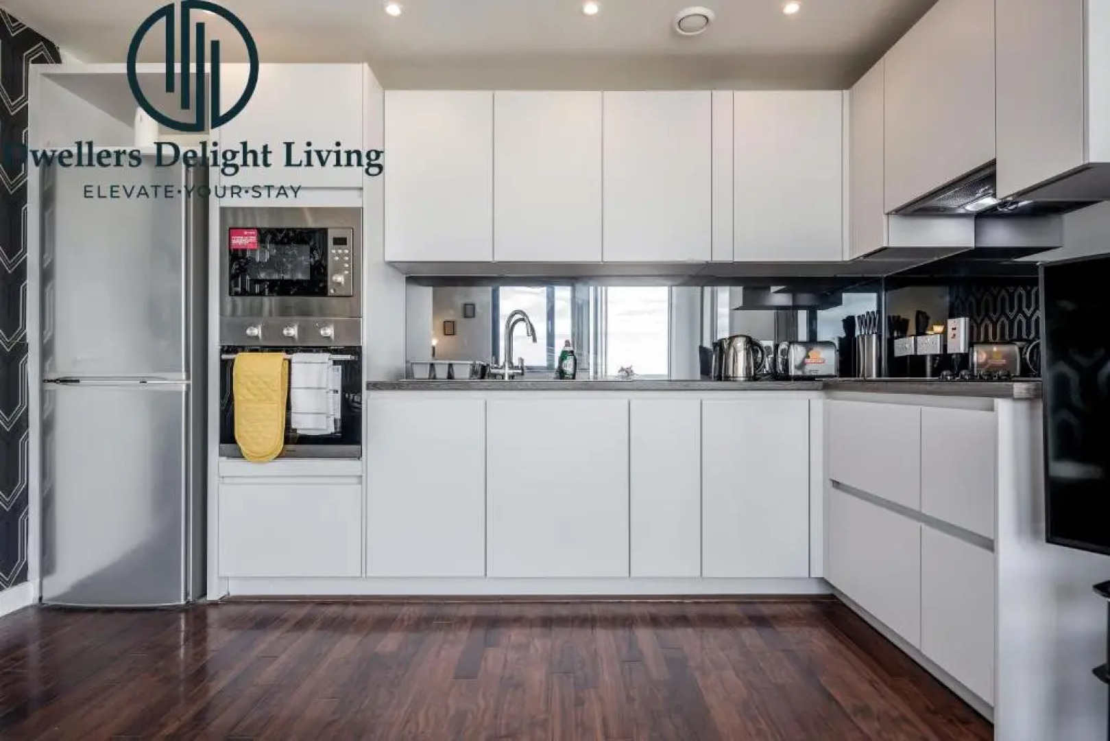 Basildon - Dwellers Delight Living Ltd Serviced Accommodation , 2 Bedroom Penthouse Basildon Essex with Free Wifi & secure parking